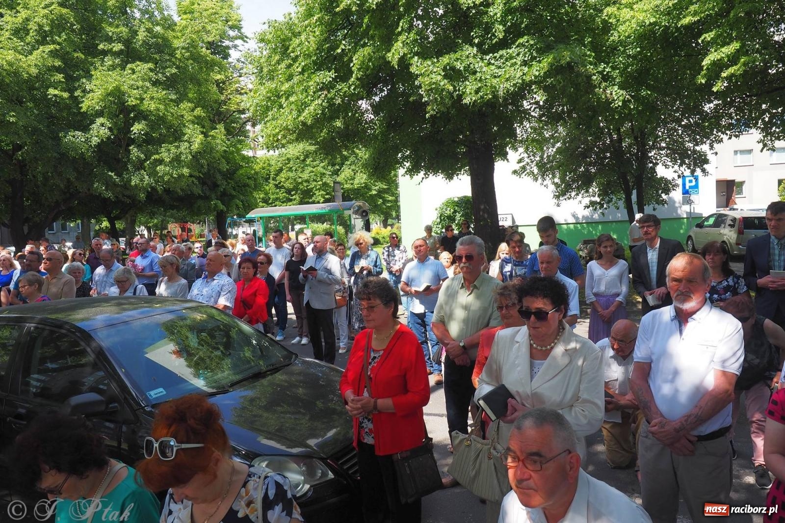 Zdjęcie w galerii na portalu naszraciborz.pl: Procesja Eucharystyczna to forma świadectwa. Boże Ciało w parafii NSPJ [FOTO i WIDEO] wiadomości z regionu