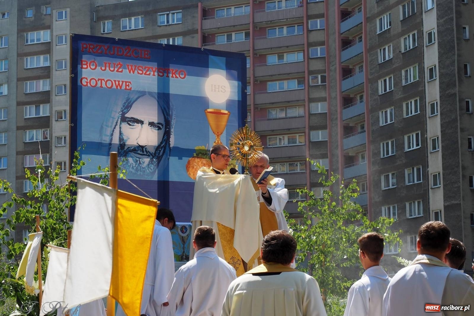 Zdjęcie w galerii na portalu naszraciborz.pl: Procesja Eucharystyczna to forma świadectwa. Boże Ciało w parafii NSPJ [FOTO i WIDEO] wiadomości z regionu