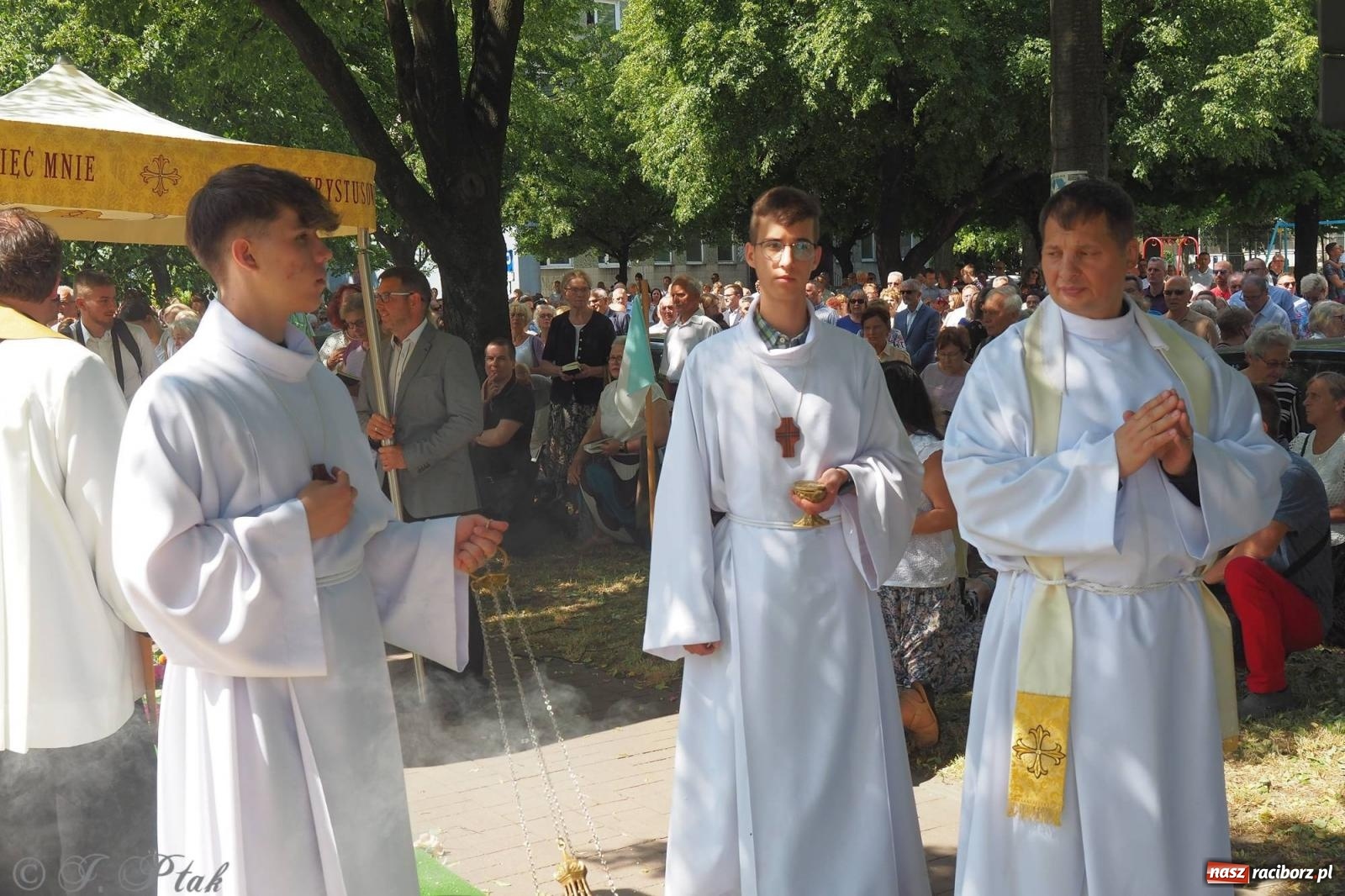 Zdjęcie w galerii na portalu naszraciborz.pl: Procesja Eucharystyczna to forma świadectwa. Boże Ciało w parafii NSPJ [FOTO i WIDEO] wiadomości z regionu
