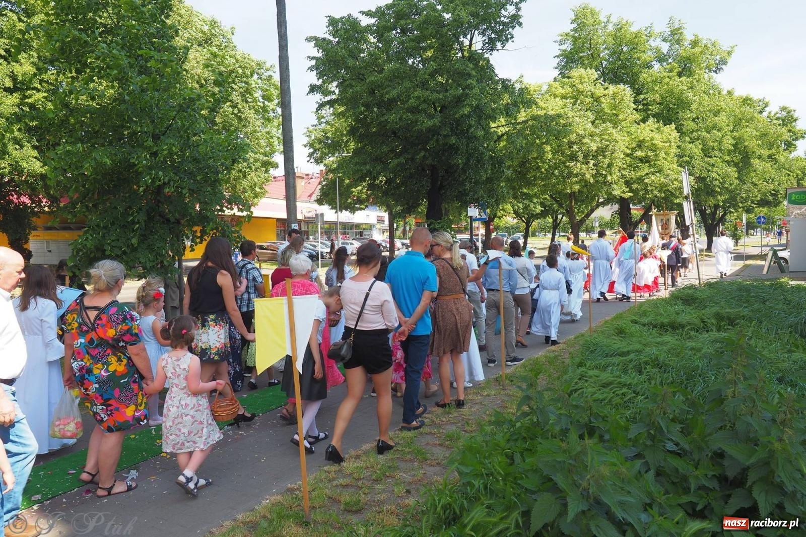 Zdjęcie w galerii na portalu naszraciborz.pl: Procesja Eucharystyczna to forma świadectwa. Boże Ciało w parafii NSPJ [FOTO i WIDEO] wiadomości z regionu