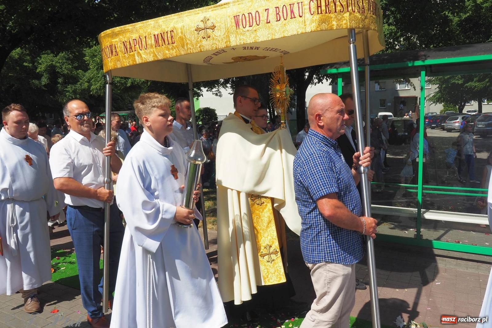 Zdjęcie w galerii na portalu naszraciborz.pl: Procesja Eucharystyczna to forma świadectwa. Boże Ciało w parafii NSPJ [FOTO i WIDEO] wiadomości z regionu