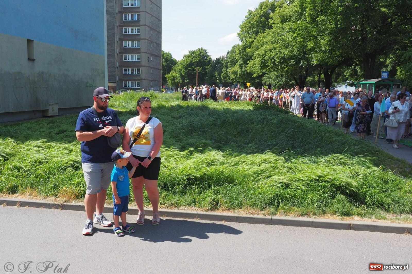 Zdjęcie w galerii na portalu naszraciborz.pl: Procesja Eucharystyczna to forma świadectwa. Boże Ciało w parafii NSPJ [FOTO i WIDEO] wiadomości z regionu