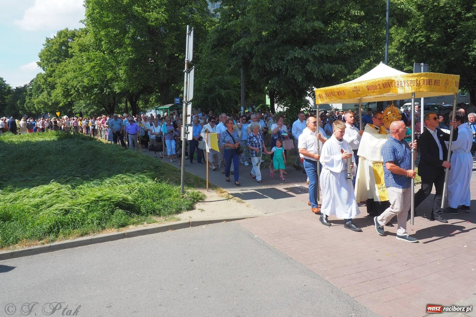 Zdjęcie w galerii na portalu naszraciborz.pl: Procesja Eucharystyczna to forma świadectwa. Boże Ciało w parafii NSPJ [FOTO i WIDEO] wiadomości z regionu