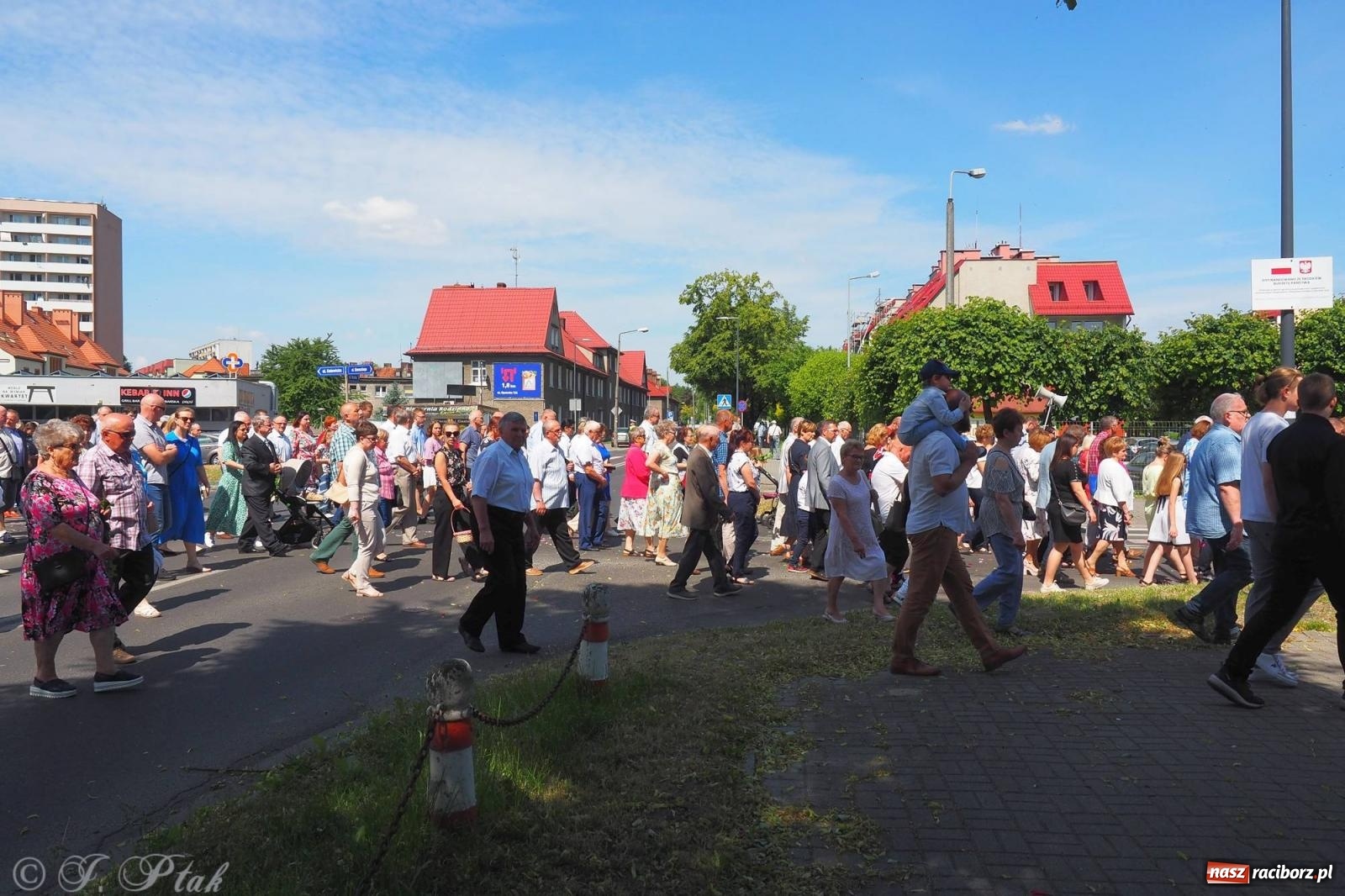 Zdjęcie w galerii na portalu naszraciborz.pl: Procesja Eucharystyczna to forma świadectwa. Boże Ciało w parafii NSPJ [FOTO i WIDEO] wiadomości z regionu