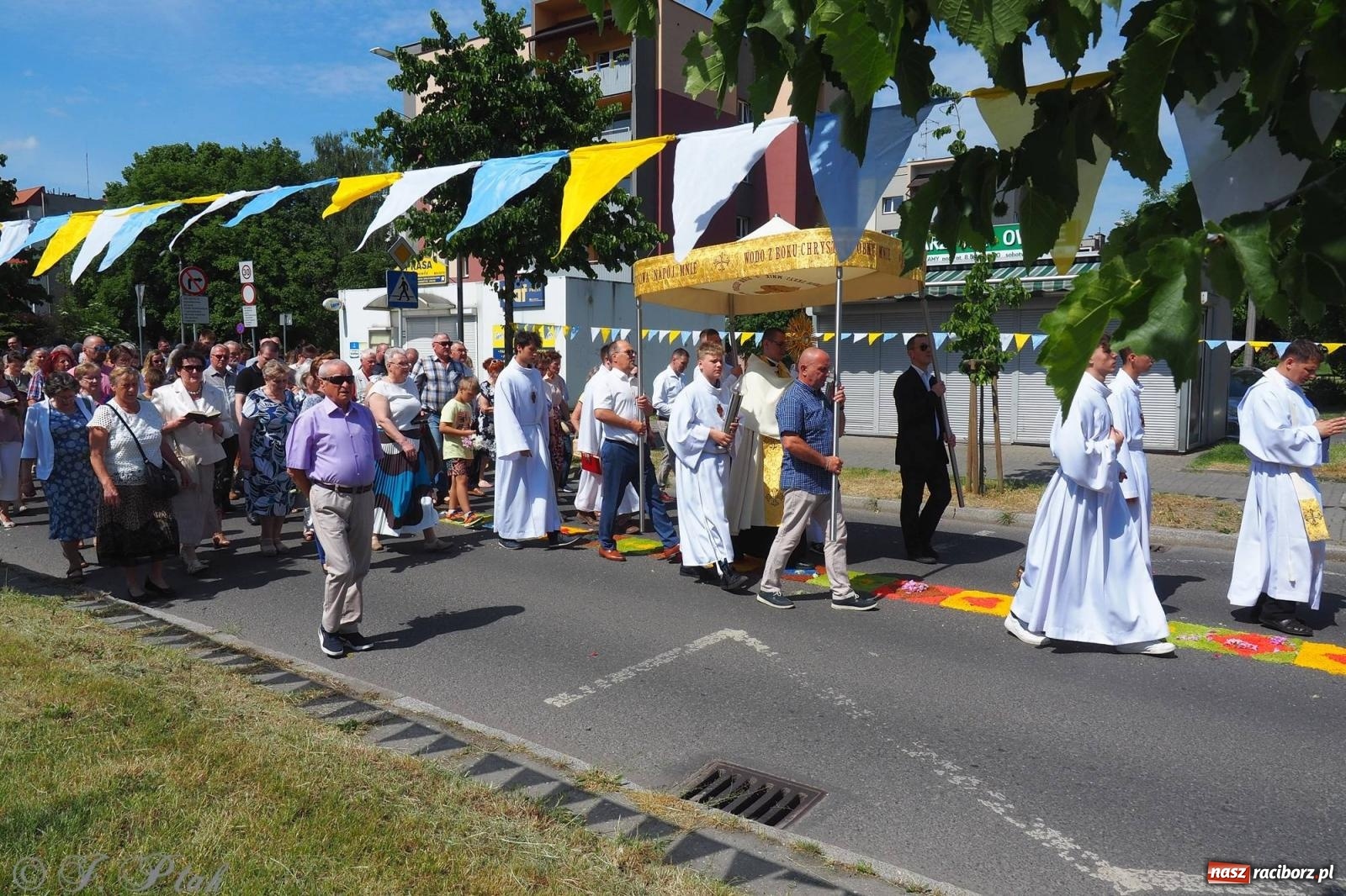 Zdjęcie w galerii na portalu naszraciborz.pl: Procesja Eucharystyczna to forma świadectwa. Boże Ciało w parafii NSPJ [FOTO i WIDEO] wiadomości z regionu