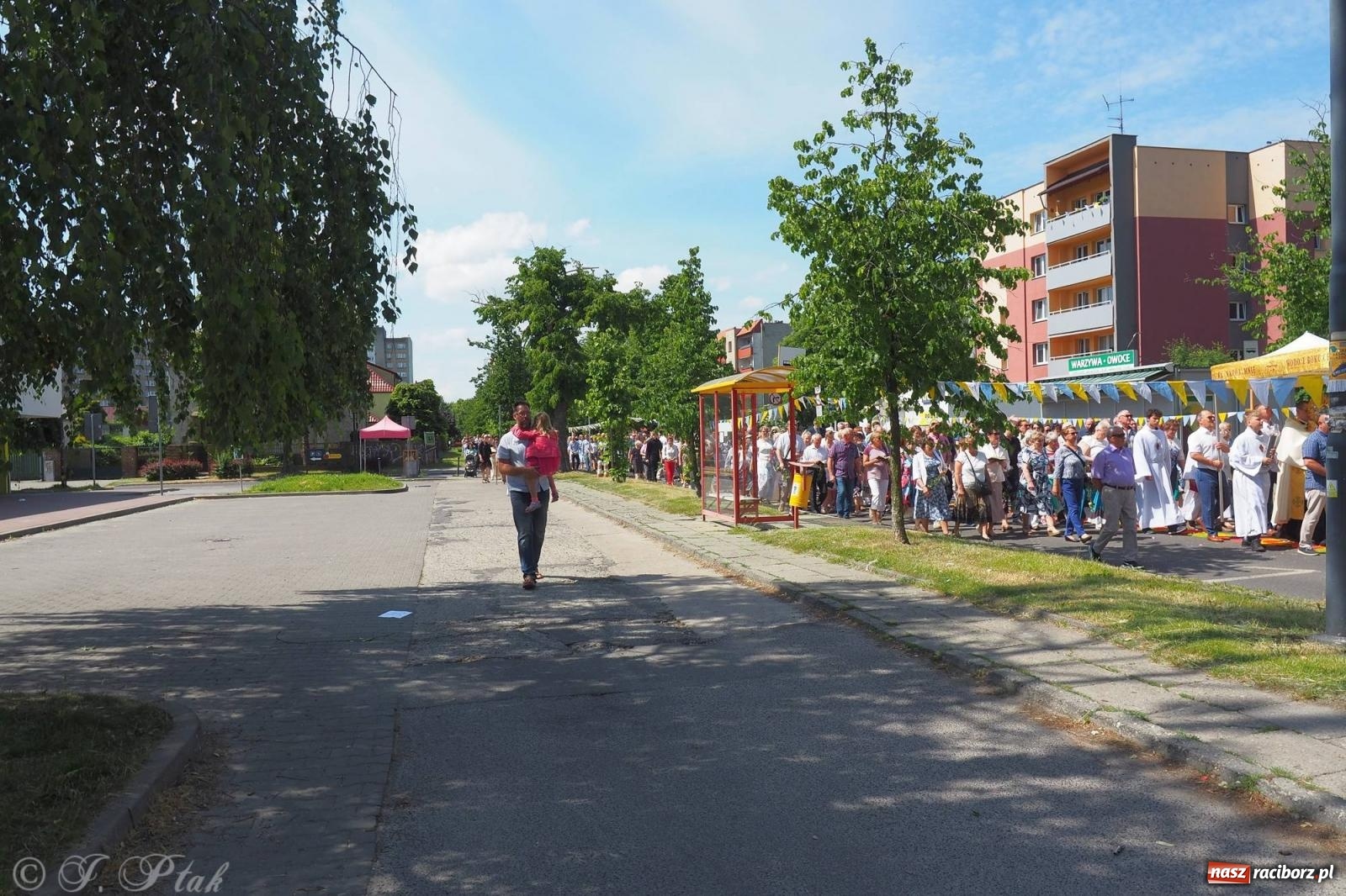 Zdjęcie w galerii na portalu naszraciborz.pl: Procesja Eucharystyczna to forma świadectwa. Boże Ciało w parafii NSPJ [FOTO i WIDEO] wiadomości z regionu