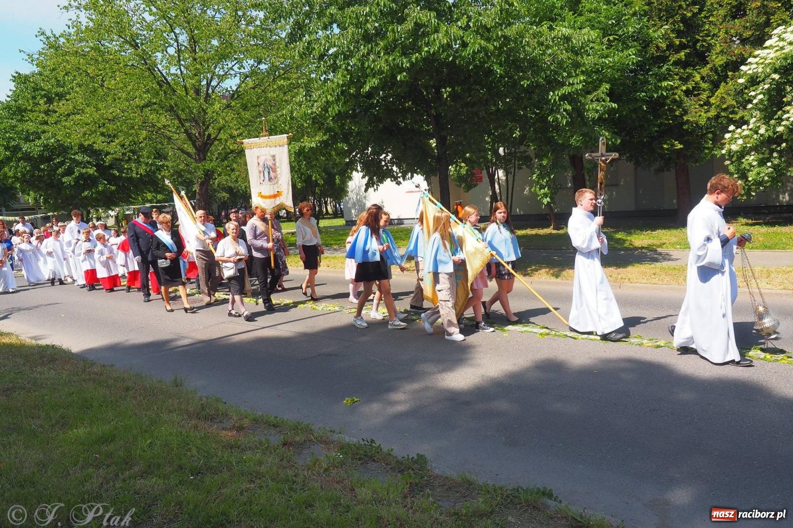 Zdjęcie w galerii na portalu naszraciborz.pl: Procesja Eucharystyczna to forma świadectwa. Boże Ciało w parafii NSPJ [FOTO i WIDEO] wiadomości z regionu