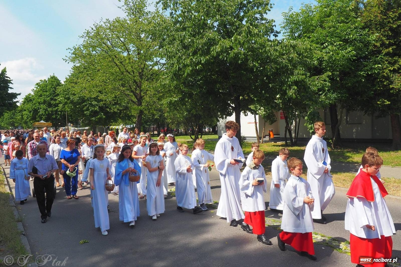Zdjęcie w galerii na portalu naszraciborz.pl: Procesja Eucharystyczna to forma świadectwa. Boże Ciało w parafii NSPJ [FOTO i WIDEO] wiadomości z regionu