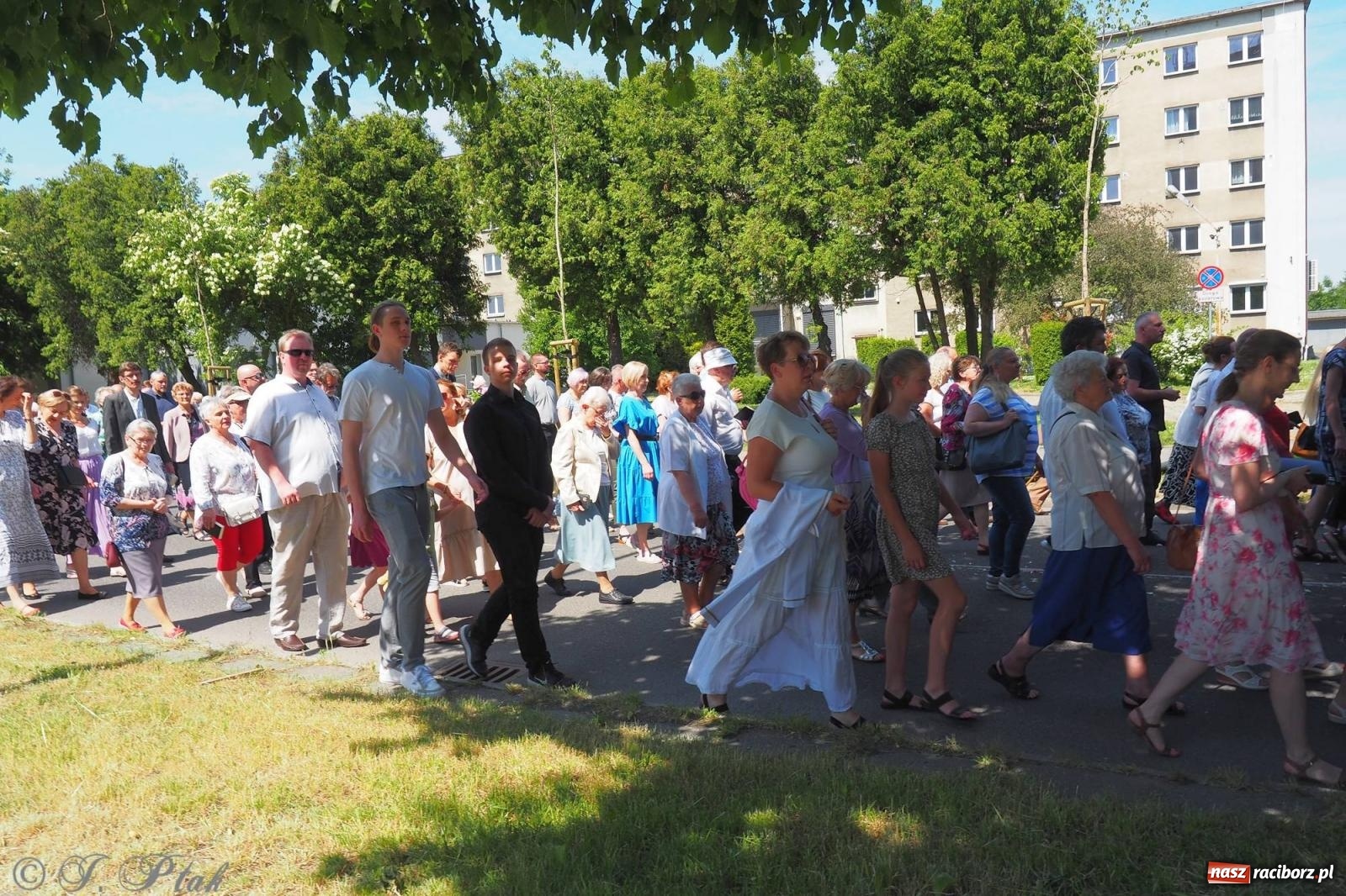 Zdjęcie w galerii na portalu naszraciborz.pl: Procesja Eucharystyczna to forma świadectwa. Boże Ciało w parafii NSPJ [FOTO i WIDEO] wiadomości z regionu