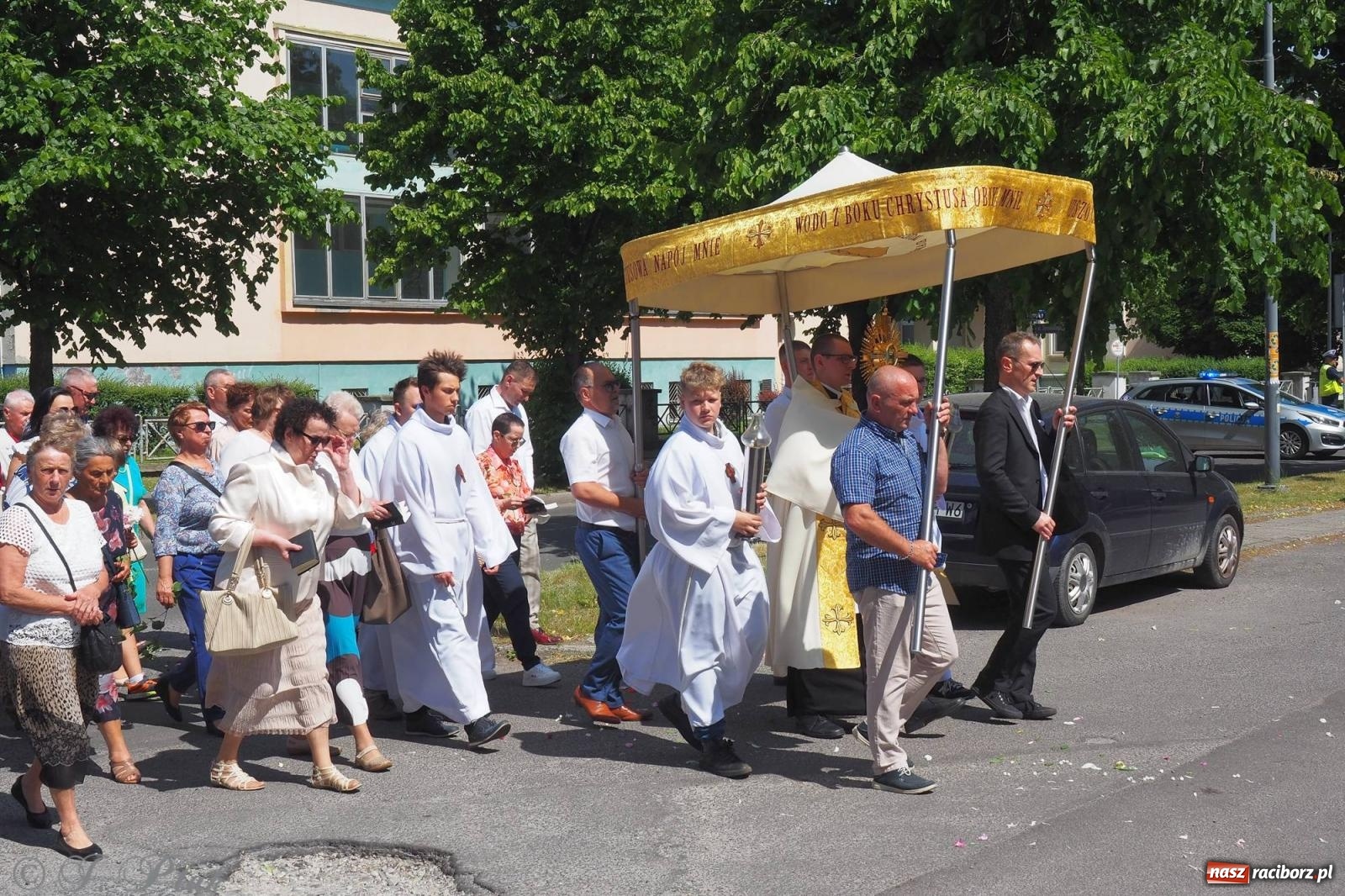 Zdjęcie w galerii na portalu naszraciborz.pl: Procesja Eucharystyczna to forma świadectwa. Boże Ciało w parafii NSPJ [FOTO i WIDEO] wiadomości z regionu