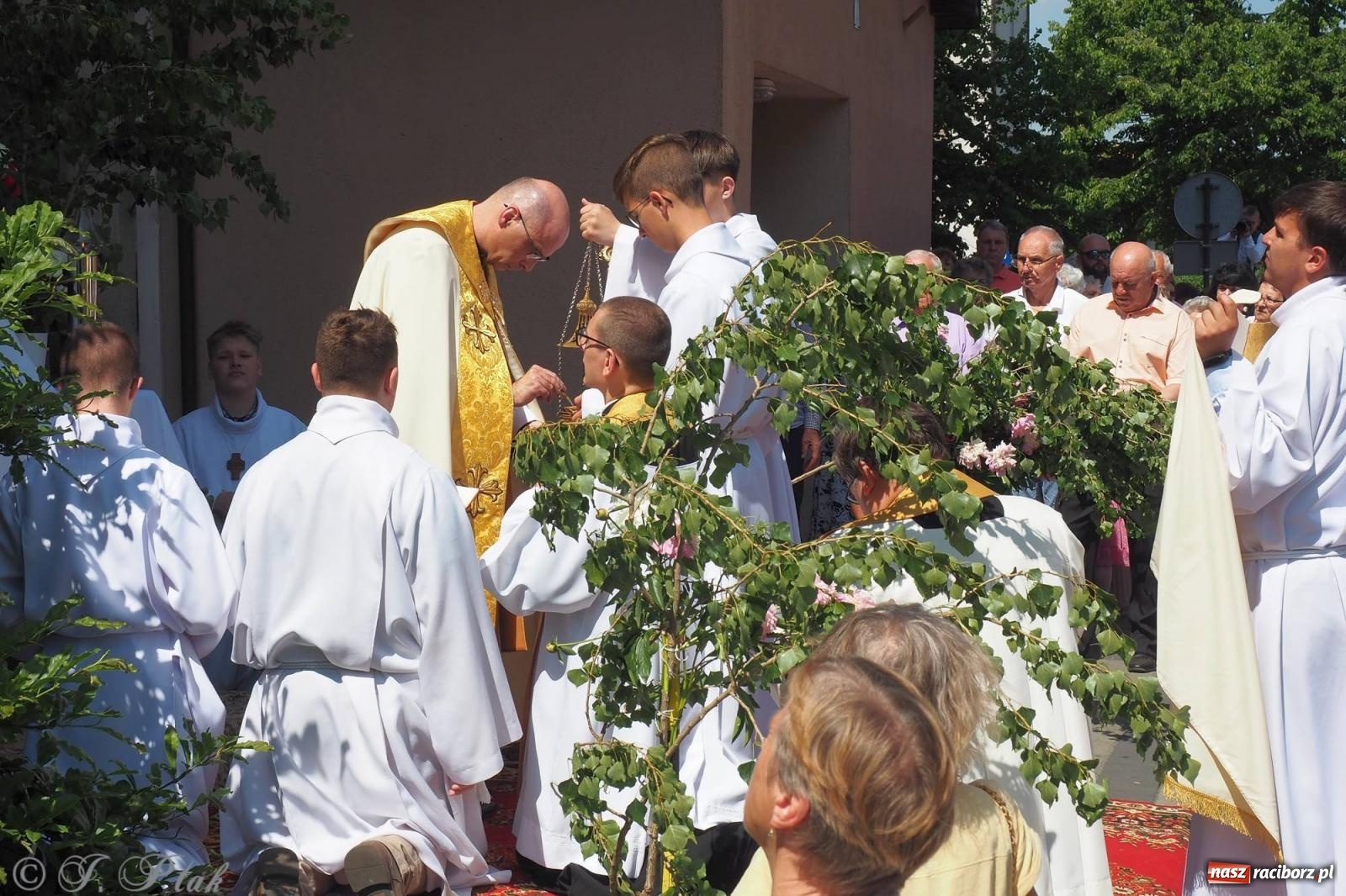 Zdjęcie w galerii na portalu naszraciborz.pl: Procesja Eucharystyczna to forma świadectwa. Boże Ciało w parafii NSPJ [FOTO i WIDEO] wiadomości z regionu