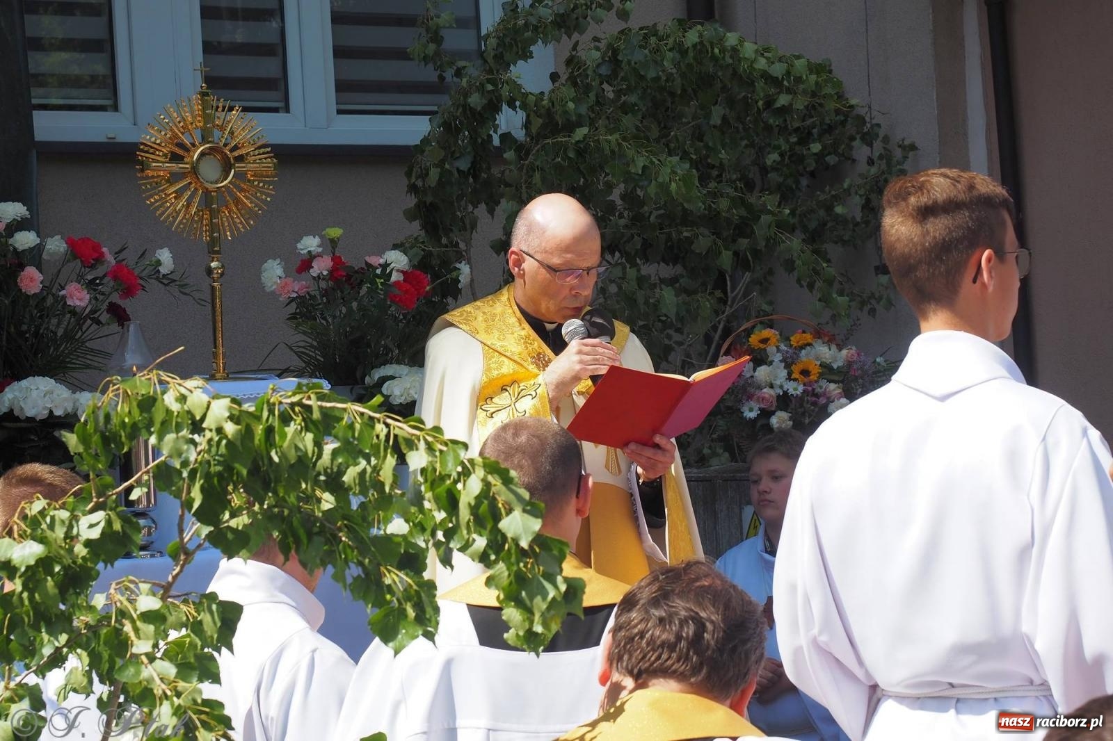 Zdjęcie w galerii na portalu naszraciborz.pl: Procesja Eucharystyczna to forma świadectwa. Boże Ciało w parafii NSPJ [FOTO i WIDEO] wiadomości z regionu