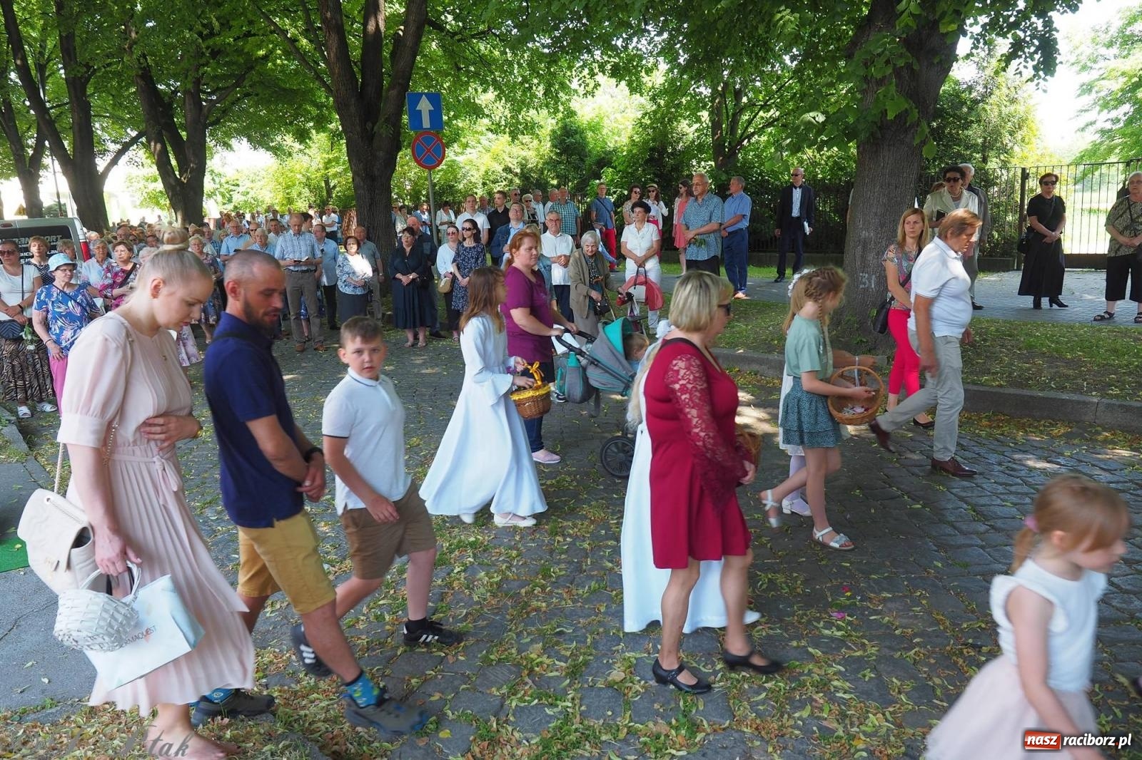Zdjęcie w galerii na portalu naszraciborz.pl: Procesja Eucharystyczna to forma świadectwa. Boże Ciało w parafii NSPJ [FOTO i WIDEO] wiadomości z regionu