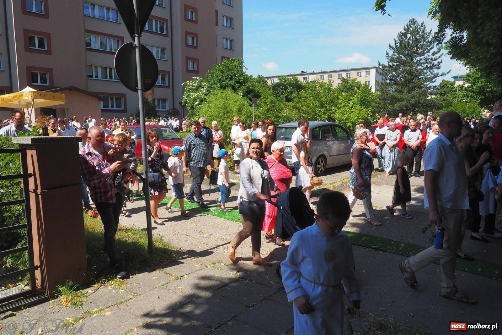 Zdjęcie w galerii na portalu naszraciborz.pl: Procesja Eucharystyczna to forma świadectwa. Boże Ciało w parafii NSPJ [FOTO i WIDEO] wiadomości z regionu