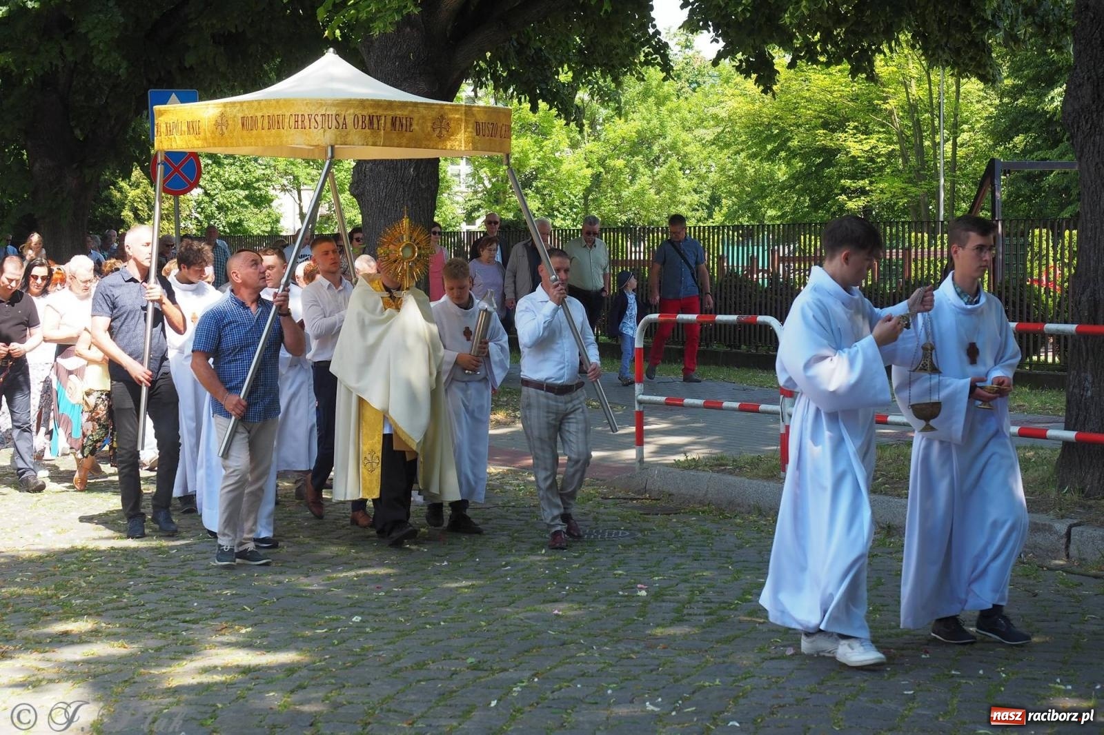 Zdjęcie w galerii na portalu naszraciborz.pl: Procesja Eucharystyczna to forma świadectwa. Boże Ciało w parafii NSPJ [FOTO i WIDEO] wiadomości z regionu