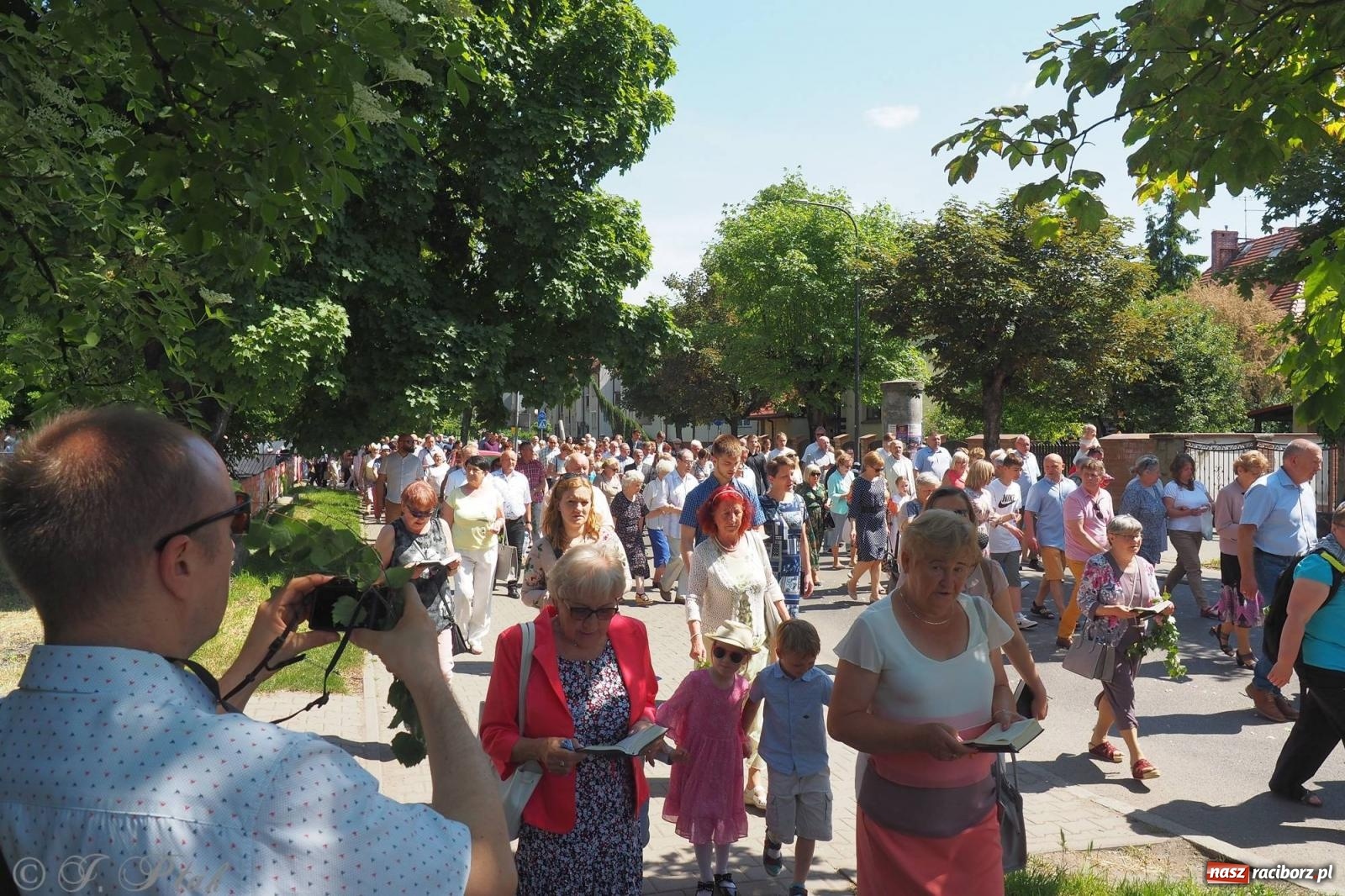 Zdjęcie w galerii na portalu naszraciborz.pl: Procesja Eucharystyczna to forma świadectwa. Boże Ciało w parafii NSPJ [FOTO i WIDEO] wiadomości z regionu