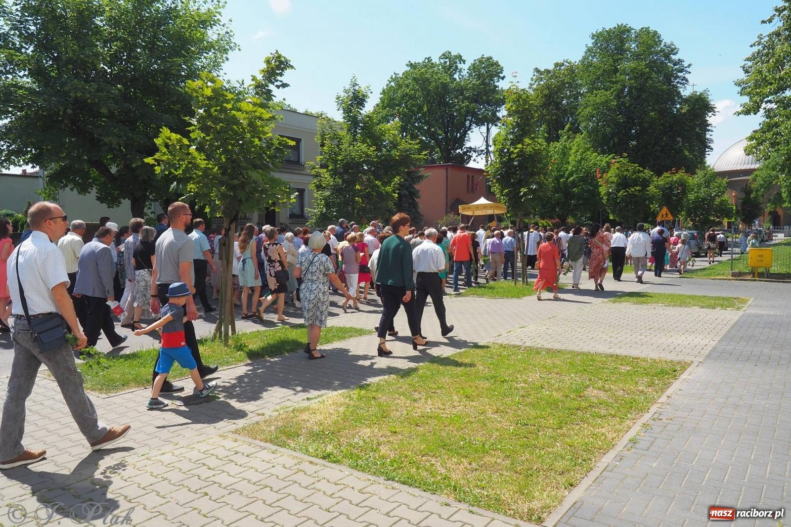 Zdjęcie w galerii na portalu naszraciborz.pl: Procesja Eucharystyczna to forma świadectwa. Boże Ciało w parafii NSPJ [FOTO i WIDEO] wiadomości z regionu