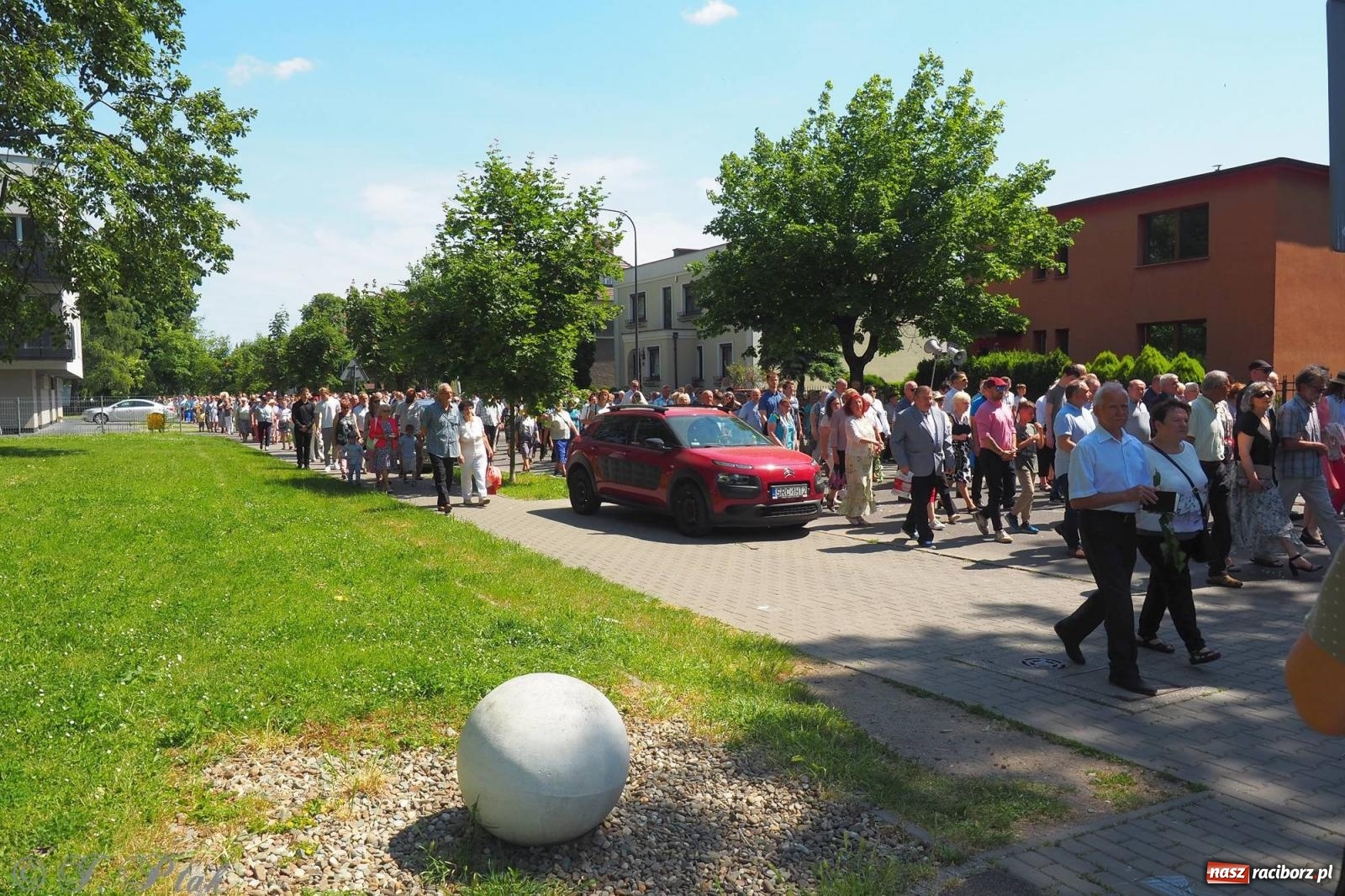 Zdjęcie w galerii na portalu naszraciborz.pl: Procesja Eucharystyczna to forma świadectwa. Boże Ciało w parafii NSPJ [FOTO i WIDEO] wiadomości z regionu