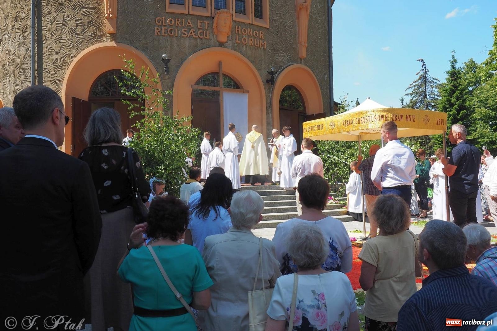 Zdjęcie w galerii na portalu naszraciborz.pl: Procesja Eucharystyczna to forma świadectwa. Boże Ciało w parafii NSPJ [FOTO i WIDEO] wiadomości z regionu