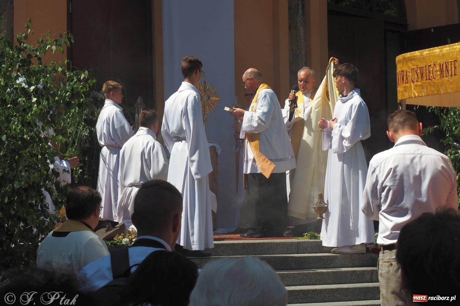 Zdjęcie w galerii na portalu naszraciborz.pl: Procesja Eucharystyczna to forma świadectwa. Boże Ciało w parafii NSPJ [FOTO i WIDEO] wiadomości z regionu