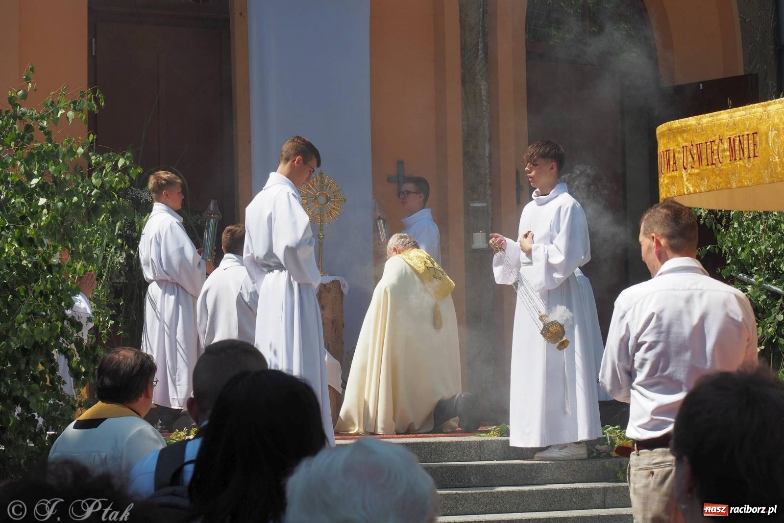 Zdjęcie w galerii na portalu naszraciborz.pl: Procesja Eucharystyczna to forma świadectwa. Boże Ciało w parafii NSPJ [FOTO i WIDEO] wiadomości z regionu