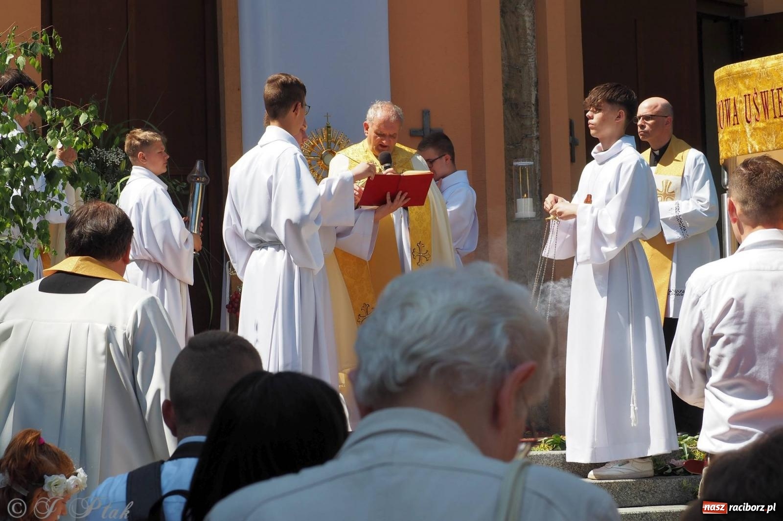 Zdjęcie w galerii na portalu naszraciborz.pl: Procesja Eucharystyczna to forma świadectwa. Boże Ciało w parafii NSPJ [FOTO i WIDEO] wiadomości z regionu