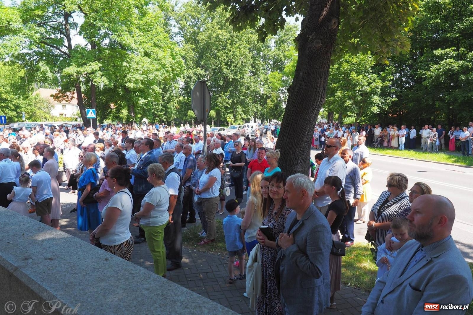 Zdjęcie w galerii na portalu naszraciborz.pl: Procesja Eucharystyczna to forma świadectwa. Boże Ciało w parafii NSPJ [FOTO i WIDEO] wiadomości z regionu