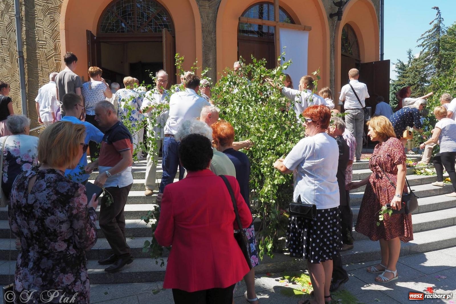 Zdjęcie w galerii na portalu naszraciborz.pl: Procesja Eucharystyczna to forma świadectwa. Boże Ciało w parafii NSPJ [FOTO i WIDEO] wiadomości z regionu