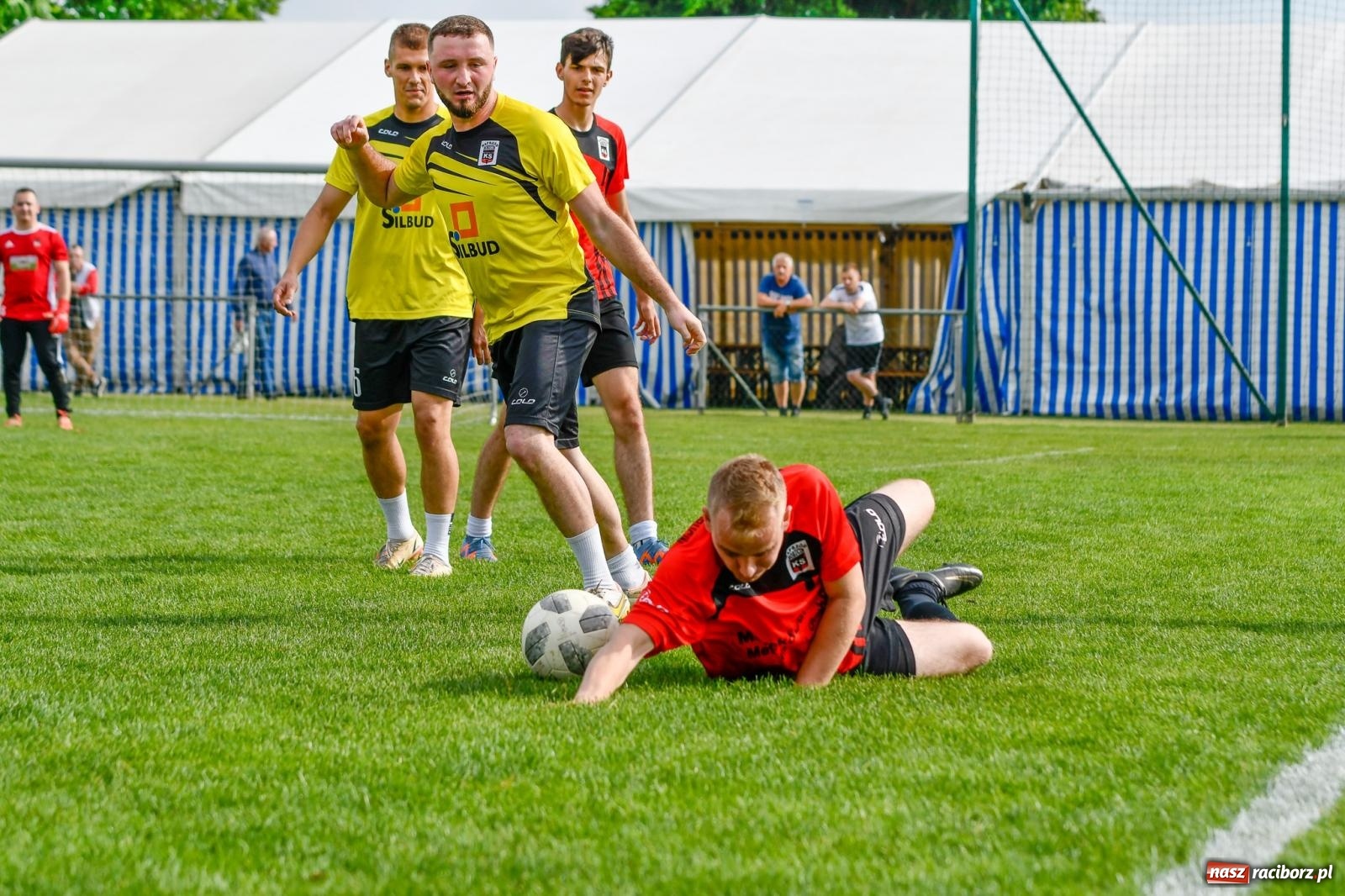 Zdjęcie w galerii na portalu naszraciborz.pl: Piłkarska rywalizacja dzikich drużyn w Borucinie [FOTO i WIDEO] wiadomości z regionu