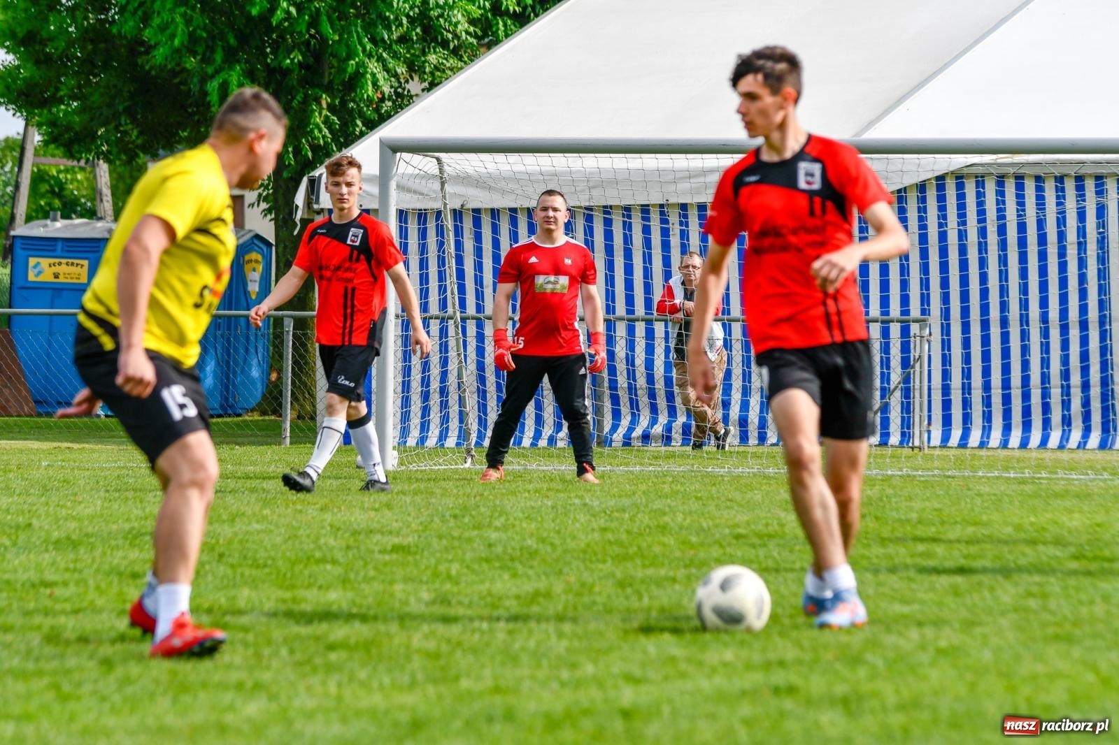 Zdjęcie w galerii na portalu naszraciborz.pl: Piłkarska rywalizacja dzikich drużyn w Borucinie [FOTO i WIDEO] wiadomości z regionu