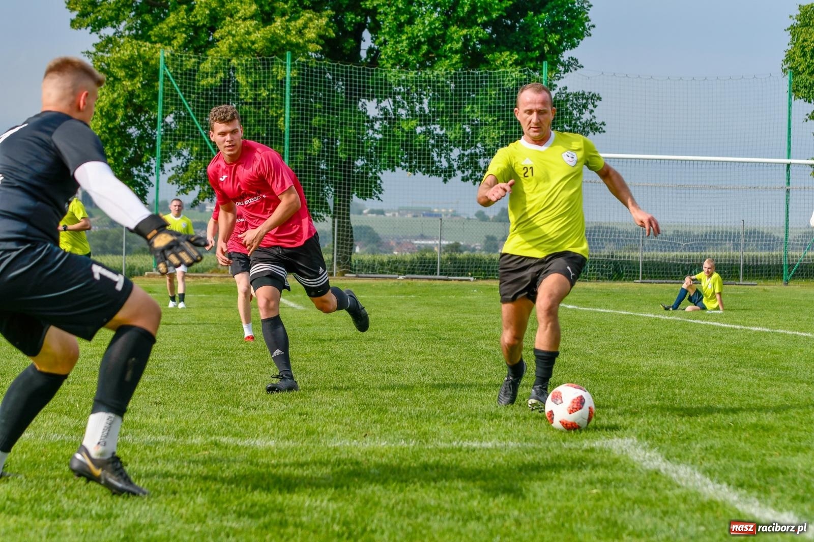 Zdjęcie w galerii na portalu naszraciborz.pl: Piłkarska rywalizacja dzikich drużyn w Borucinie [FOTO i WIDEO] wiadomości z regionu