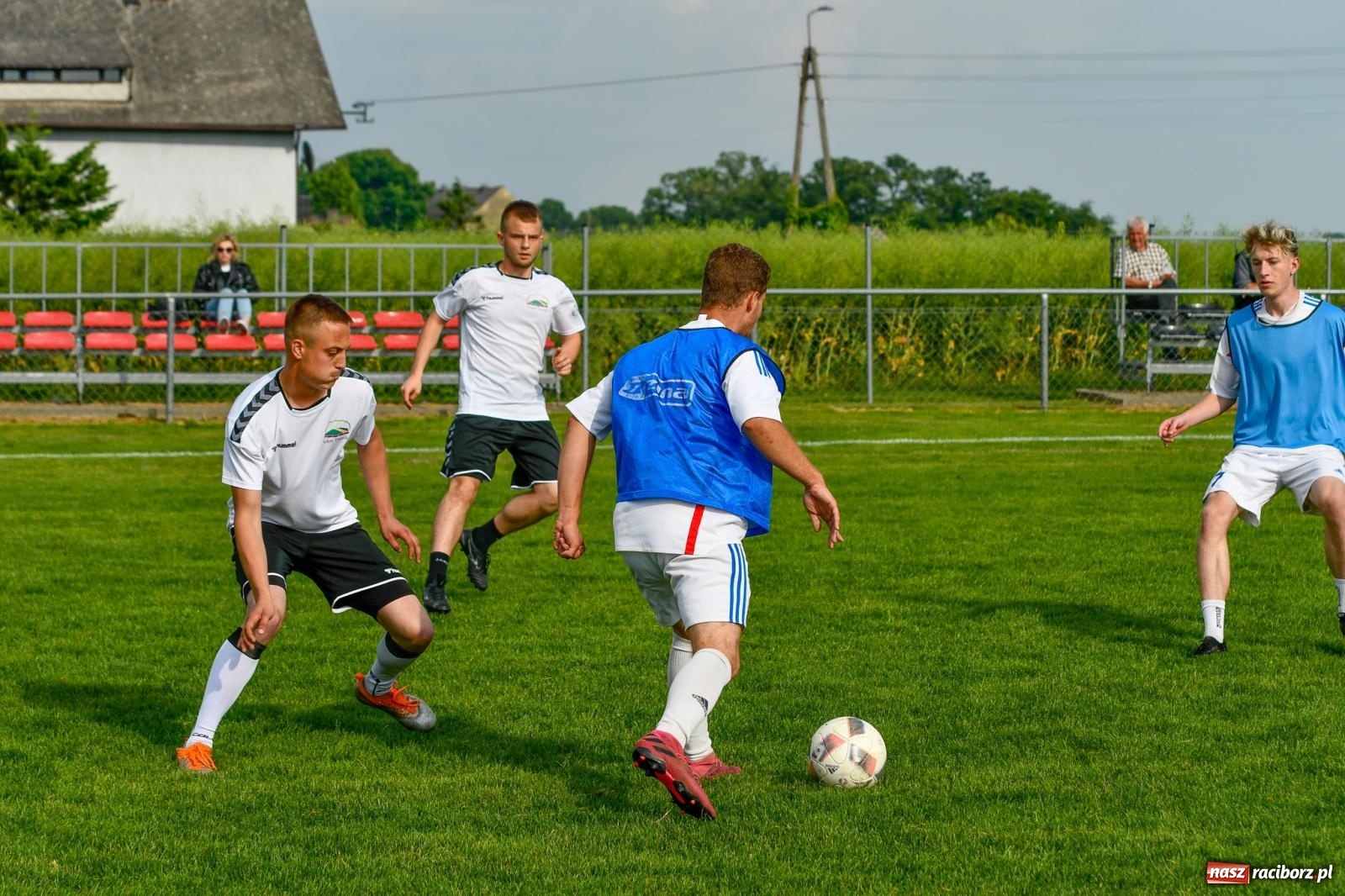 Zdjęcie w galerii na portalu naszraciborz.pl: Piłkarska rywalizacja dzikich drużyn w Borucinie [FOTO i WIDEO] wiadomości z regionu