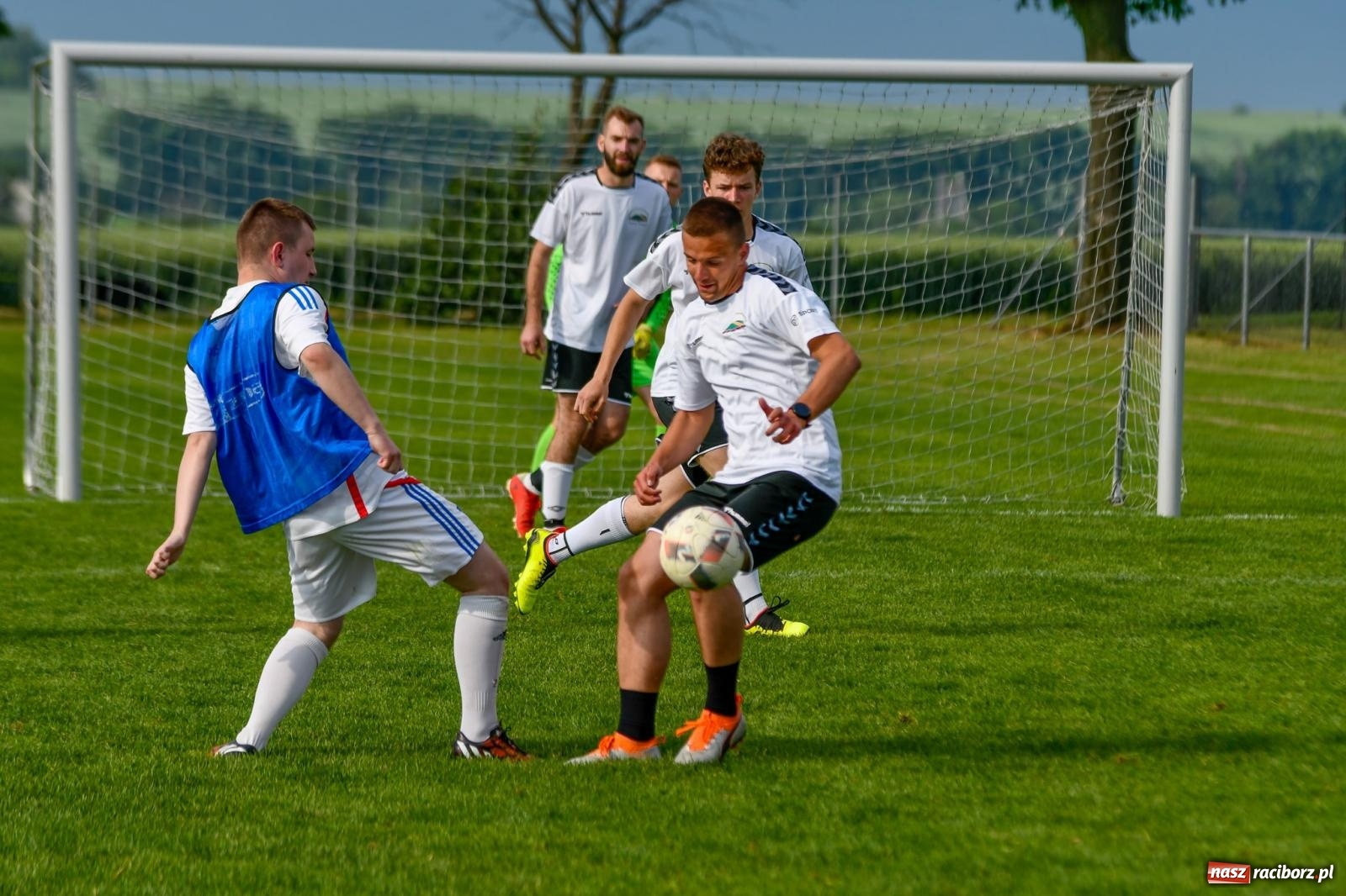 Zdjęcie w galerii na portalu naszraciborz.pl: Piłkarska rywalizacja dzikich drużyn w Borucinie [FOTO i WIDEO] wiadomości z regionu