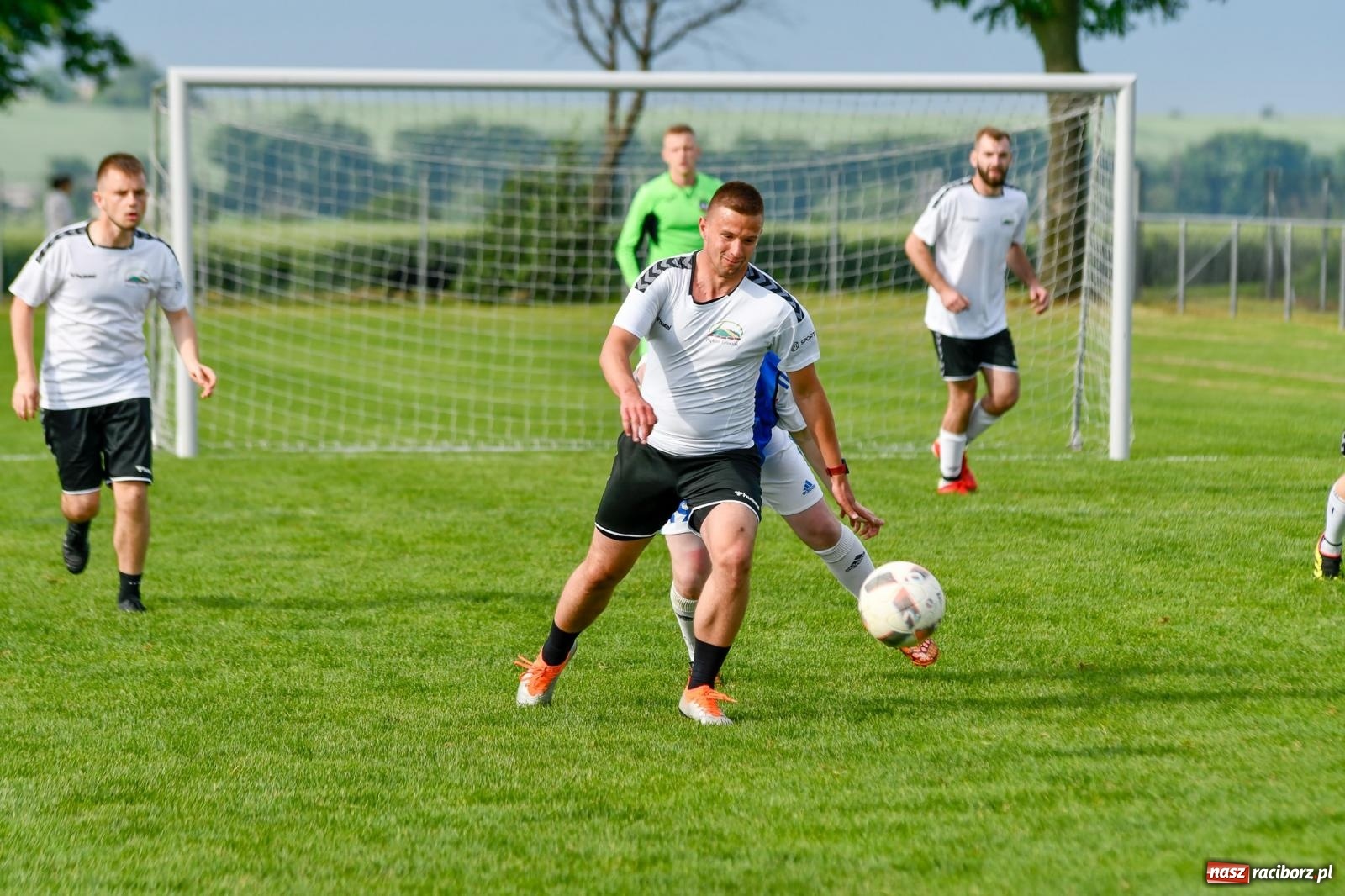 Zdjęcie w galerii na portalu naszraciborz.pl: Piłkarska rywalizacja dzikich drużyn w Borucinie [FOTO i WIDEO] wiadomości z regionu