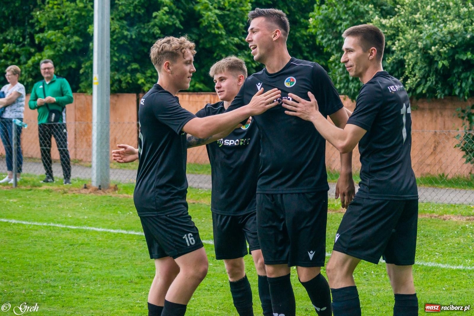 Zdjęcie w galerii na portalu naszraciborz.pl: O mistrzostwie zdecyduje ostatnia kolejka. Państwo Kubikowie z podziękowaniami [FOTO] wiadomości z regionu