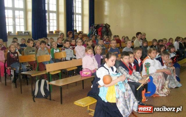 Zdjęcie w galerii na portalu naszraciborz.pl: Uczniowie SP4 o ekologii przedszkolakom wiadomości z regionu