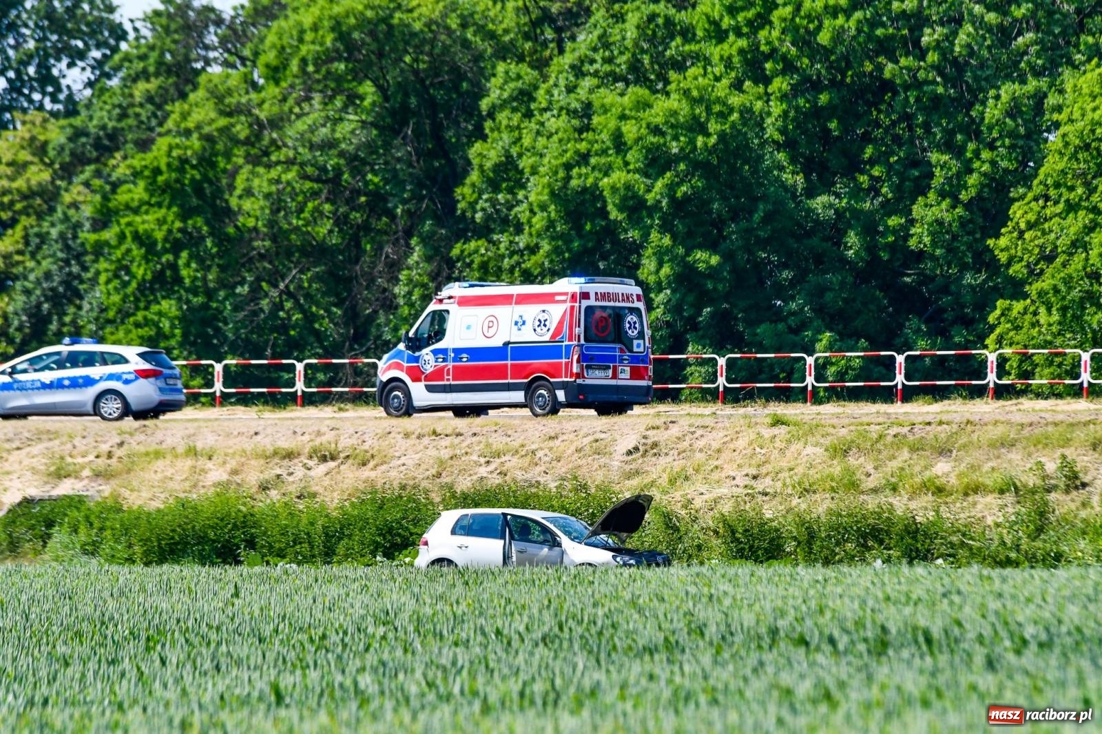 Zdjęcie w galerii na portalu naszraciborz.pl: Wypadek na trasie Racibórz - Żerdziny. Kierowca volkswagena nie zachował ostrożności przy wyprzedzaniu wiadomości z regionu