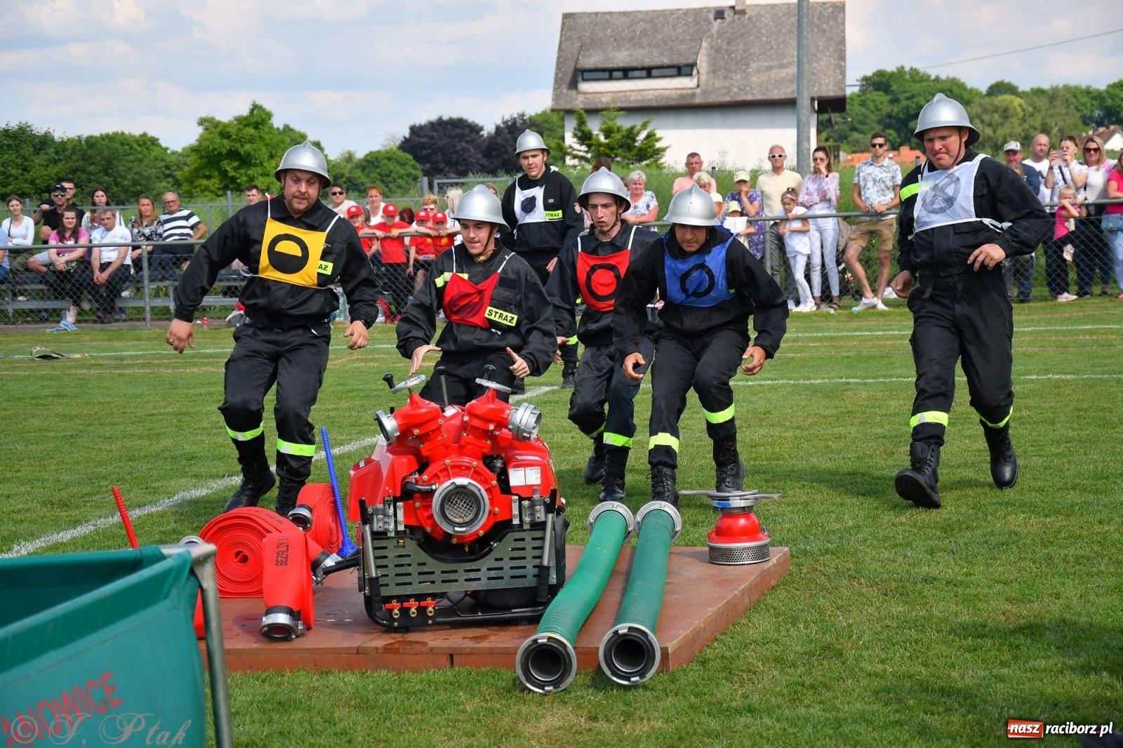 Zdjęcie w galerii na portalu naszraciborz.pl: Z lądu i powietrza - strażackie pokazy i zawody w Borucinie [FOTO] wiadomości z regionu