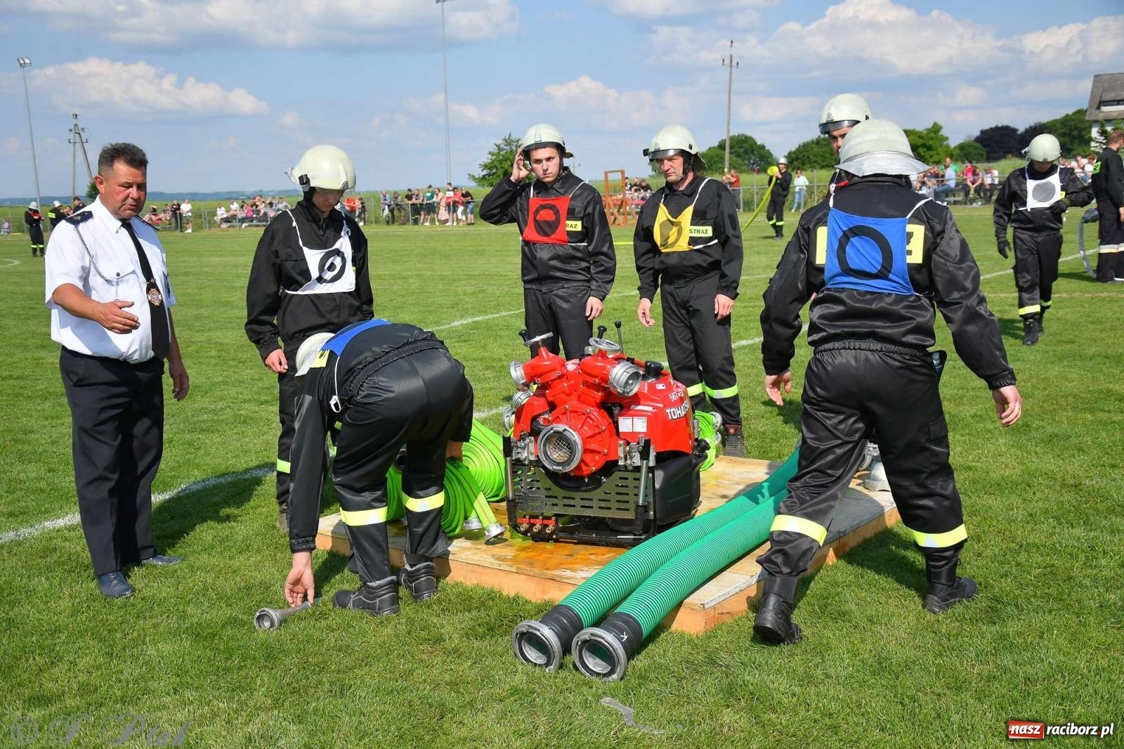 Zdjęcie w galerii na portalu naszraciborz.pl: Z lądu i powietrza - strażackie pokazy i zawody w Borucinie [FOTO] wiadomości z regionu
