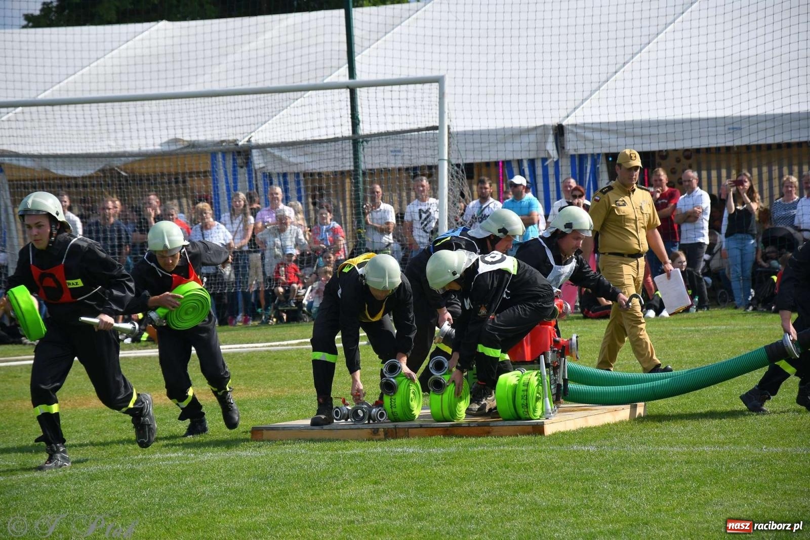 Zdjęcie w galerii na portalu naszraciborz.pl: Z lądu i powietrza - strażackie pokazy i zawody w Borucinie [FOTO] wiadomości z regionu