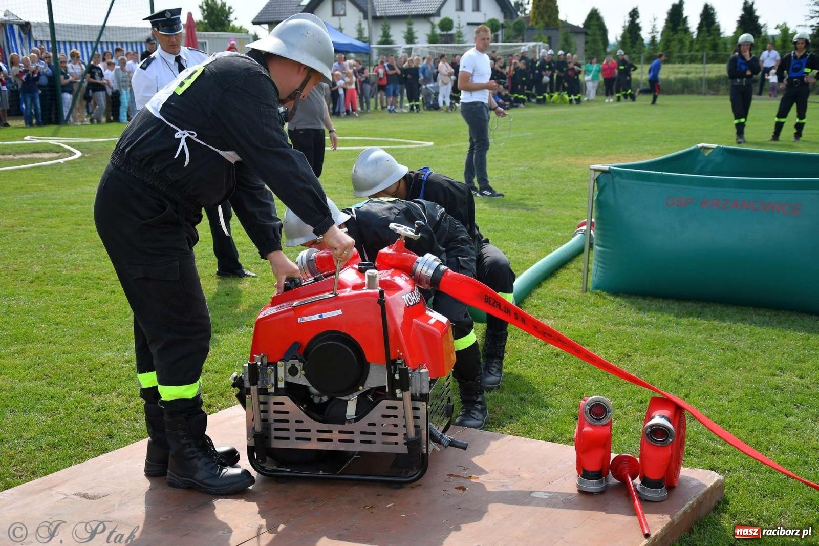 Zdjęcie w galerii na portalu naszraciborz.pl: Z lądu i powietrza - strażackie pokazy i zawody w Borucinie [FOTO] wiadomości z regionu