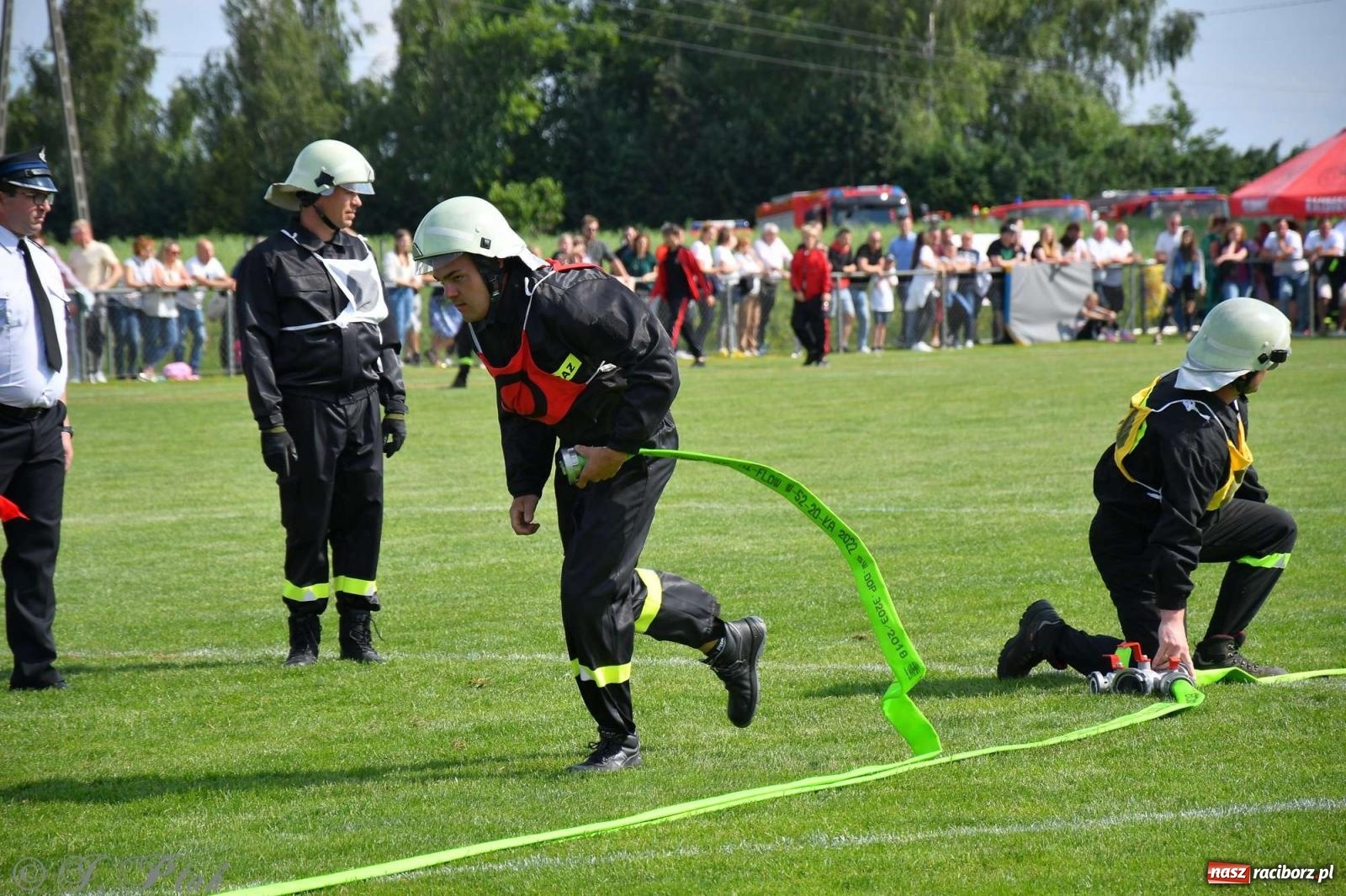 Zdjęcie w galerii na portalu naszraciborz.pl: Z lądu i powietrza - strażackie pokazy i zawody w Borucinie [FOTO] wiadomości z regionu