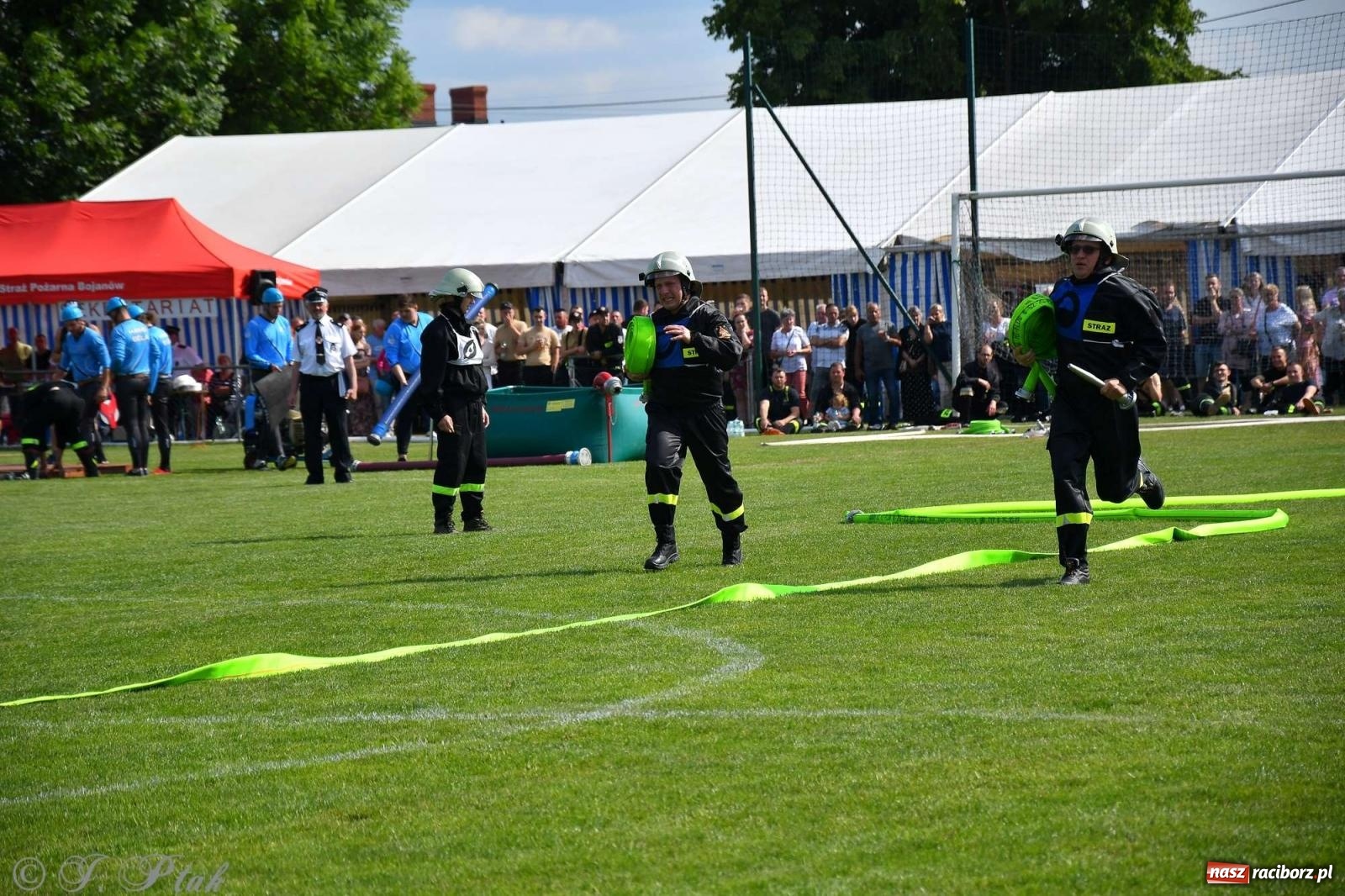Zdjęcie w galerii na portalu naszraciborz.pl: Z lądu i powietrza - strażackie pokazy i zawody w Borucinie [FOTO] wiadomości z regionu