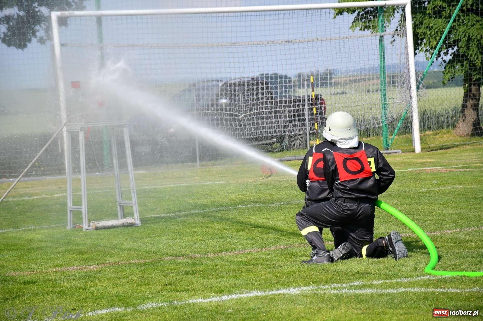 Zdjęcie w galerii na portalu naszraciborz.pl: Z lądu i powietrza - strażackie pokazy i zawody w Borucinie [FOTO] wiadomości z regionu