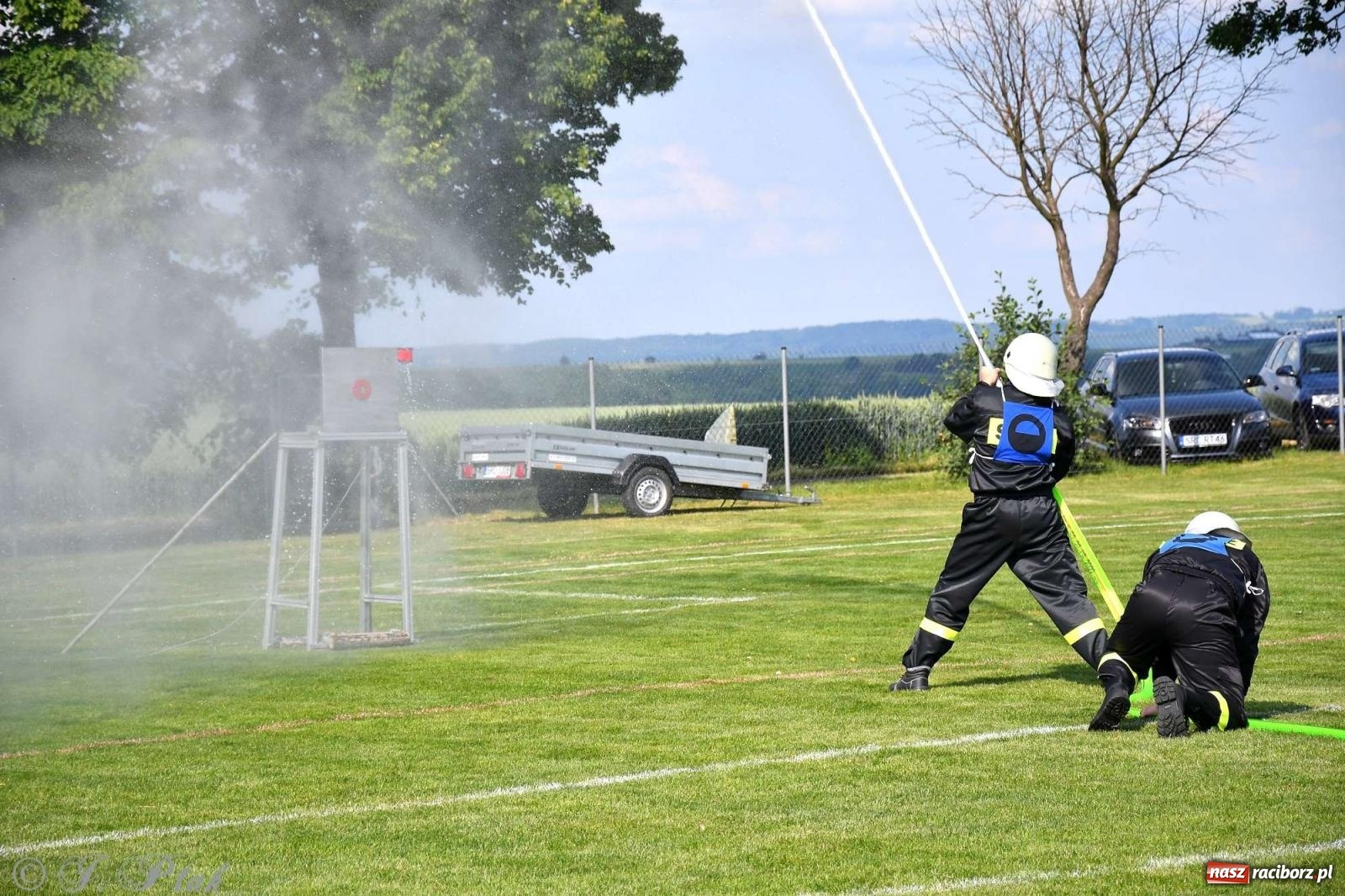 Zdjęcie w galerii na portalu naszraciborz.pl: Z lądu i powietrza - strażackie pokazy i zawody w Borucinie [FOTO] wiadomości z regionu