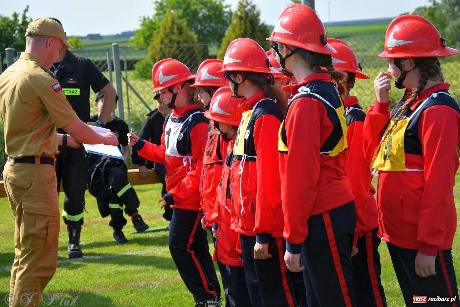 Zdjęcie w galerii na portalu naszraciborz.pl: Z lądu i powietrza - strażackie pokazy i zawody w Borucinie [FOTO] wiadomości z regionu