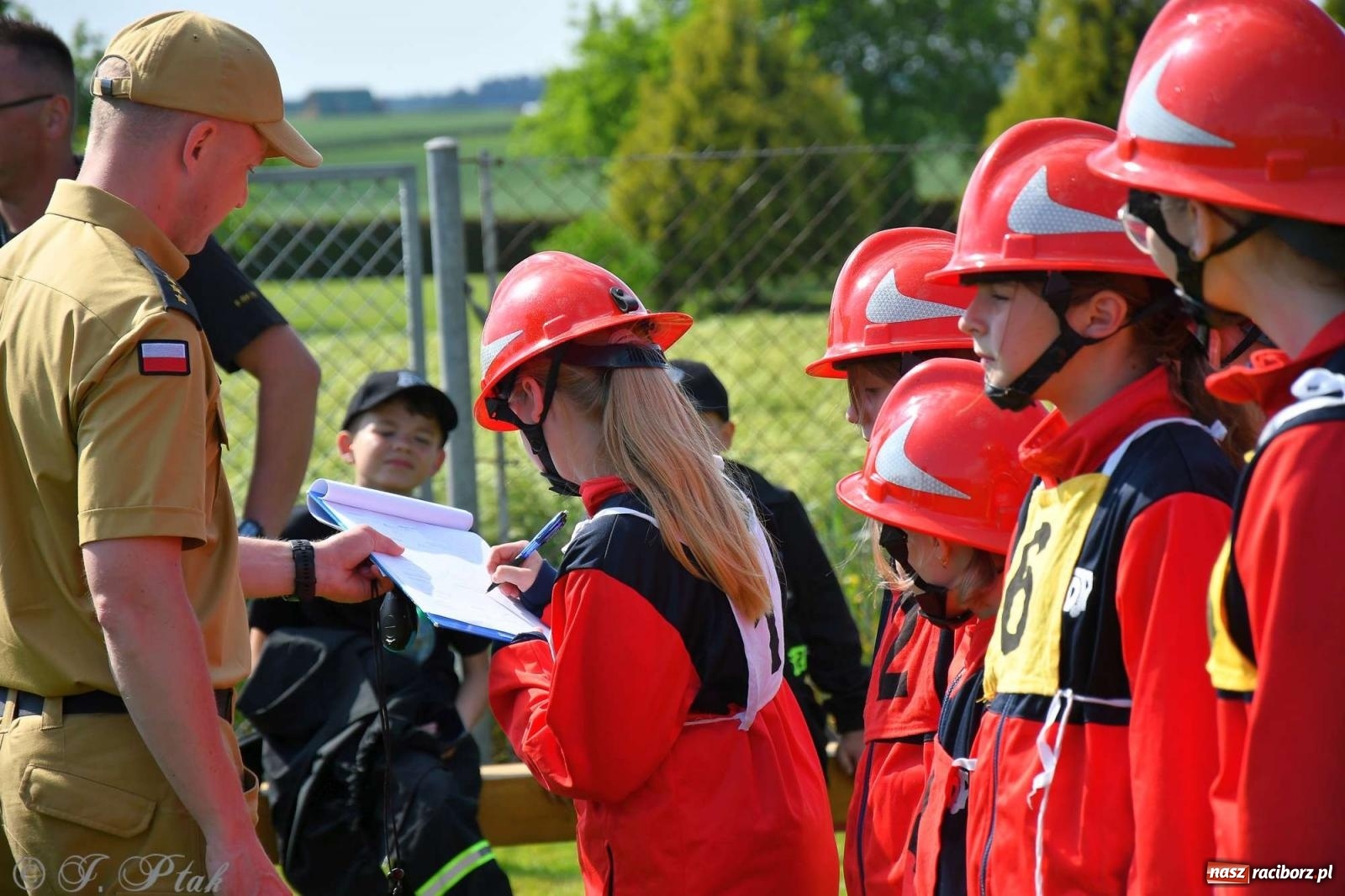 Zdjęcie w galerii na portalu naszraciborz.pl: Z lądu i powietrza - strażackie pokazy i zawody w Borucinie [FOTO] wiadomości z regionu