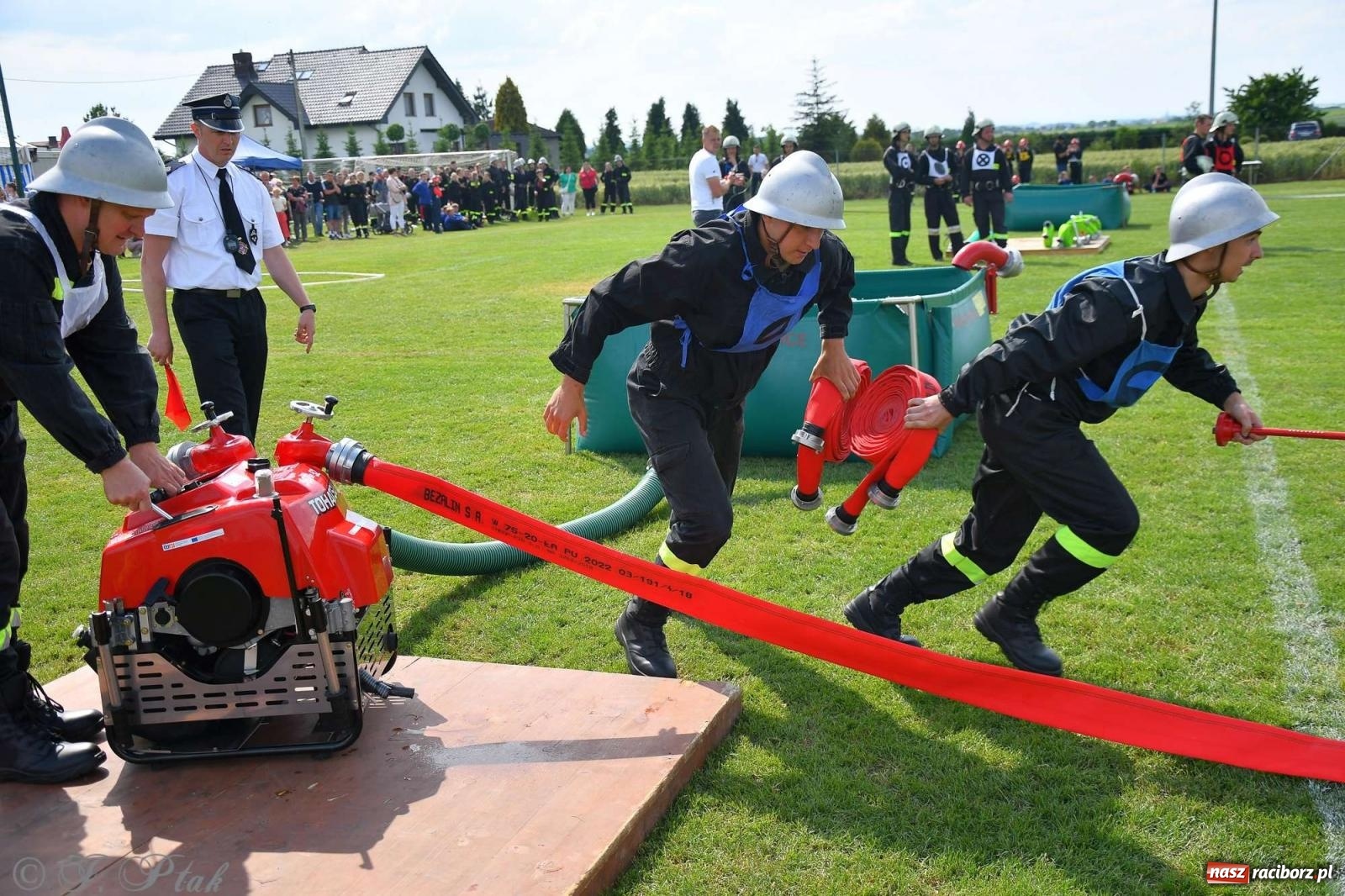 Zdjęcie w galerii na portalu naszraciborz.pl: Z lądu i powietrza - strażackie pokazy i zawody w Borucinie [FOTO] wiadomości z regionu