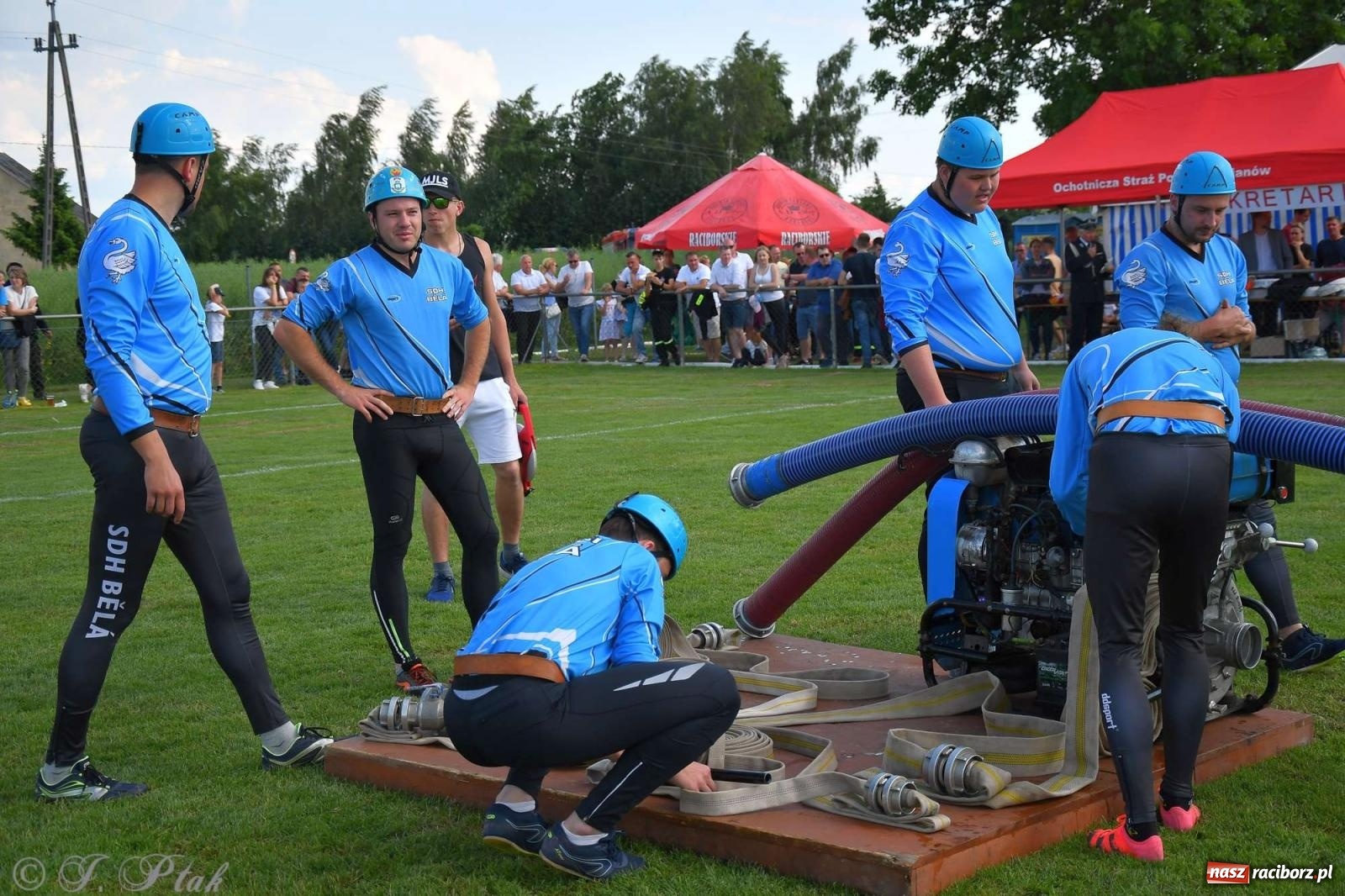 Zdjęcie w galerii na portalu naszraciborz.pl: Z lądu i powietrza - strażackie pokazy i zawody w Borucinie [FOTO] wiadomości z regionu