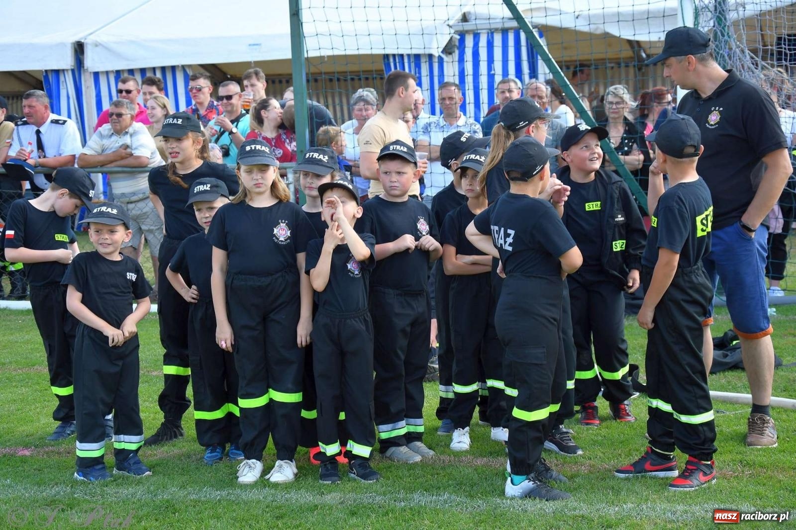 Zdjęcie w galerii na portalu naszraciborz.pl: Z lądu i powietrza - strażackie pokazy i zawody w Borucinie [FOTO] wiadomości z regionu